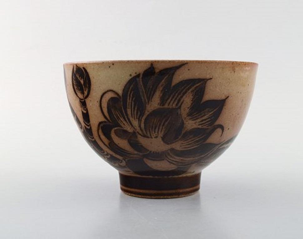 Nils Thorsson for Royal Copenhagen. Jungle series. Bowl in glazed
chamotte clay decorated with palm trees, 1930s-1940s.
Designed in 1932.
Measures 14.5 x 10 cm.
Stamped.
In very good condition.
2nd factory quality.
