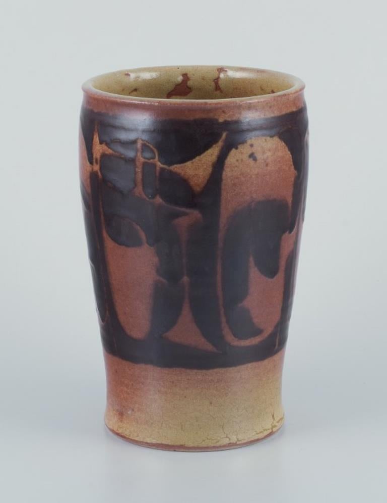 Nils Thorsson per Royal Copenhagen.
Grande vaso di ceramica unico nel suo genere.
Smalto in tonalità marroni.
Anni '30/'40.
Firmato, con le tre linee blu ondulate e il monogramma di Nils Thorsson.
Condizioni perfette.
Dimensioni: H. H. 22,0 cm. x P.