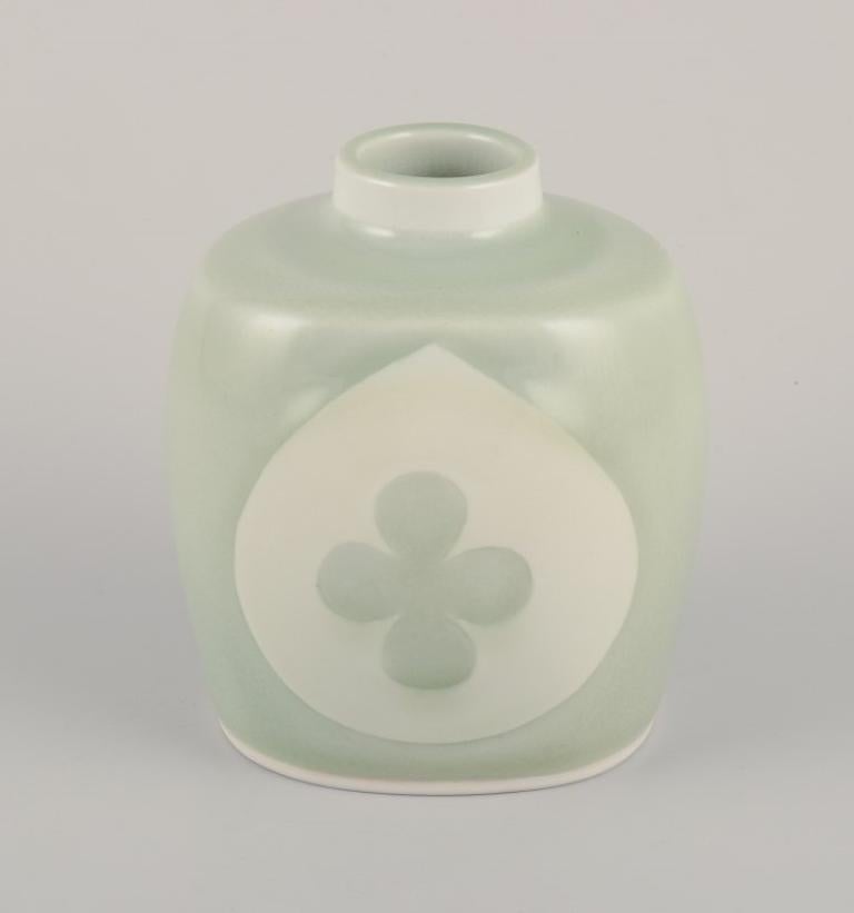 Nils Thorsson per Royal Copenhagen.
Raro vaso in ceramica con smalto celadon. Motivo di un quadrifoglio.
Anni '30/'40.
Contrassegnato.
Condizioni perfette.
Prima qualità di fabbrica.
Dimensioni: Altezza 12,0 cm. x Larghezza 10,0 cm.
Provenienza: