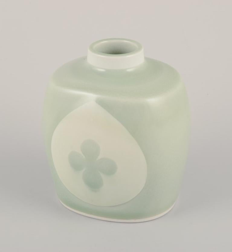 Smaltato Nils Thorsson per Royal Copenhagen. Raro vaso in ceramica con smalto celadon. in vendita