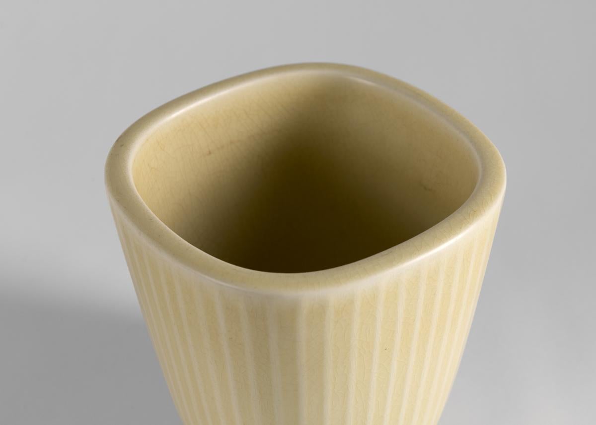 Danois Nils Thorsson pour Royal Copenhagen, Vase carré en céramique émaillée crème, c. 1950 en vente