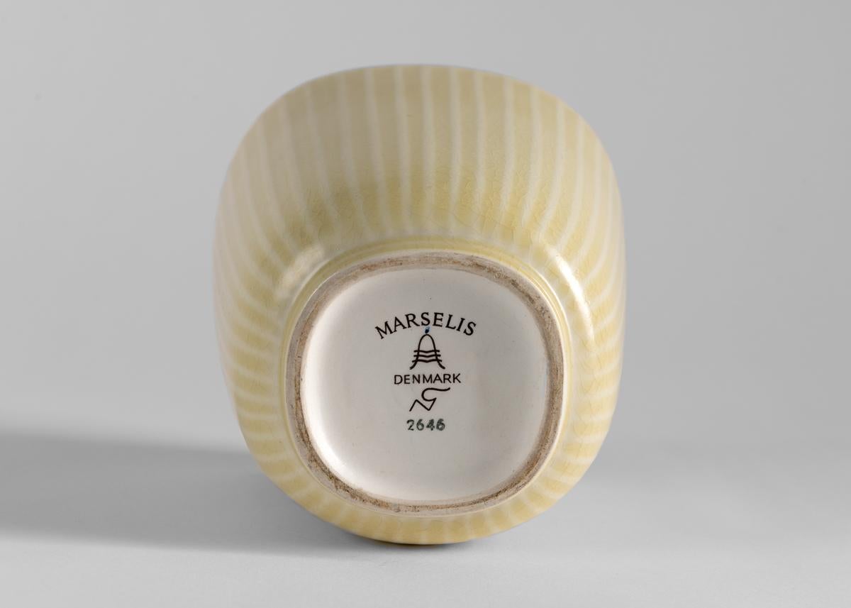 Vernissé Nils Thorsson pour Royal Copenhagen, Vase carré en céramique émaillée crème, c. 1950 en vente