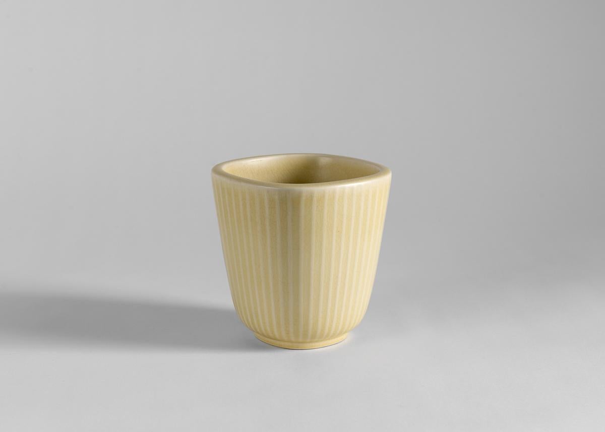 Nils Thorsson pour Royal Copenhagen, Vase carré en céramique émaillée crème, c. 1950 en vente