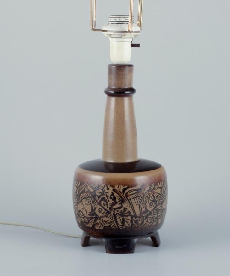 Nils Thorsson für Royal Copenhagen. Tischlampe aus Steingut mit Fischmotiv aus Steingut (Skandinavische Moderne) im Angebot