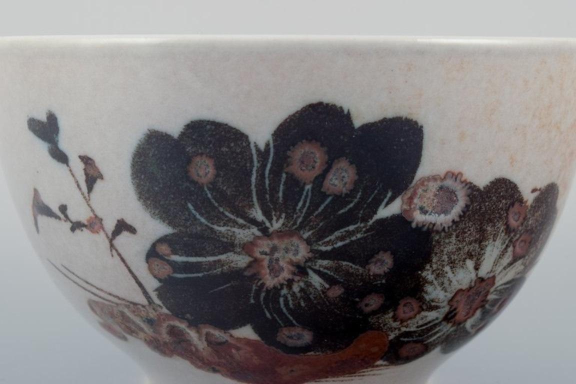 Nils Thorsson für Royal Copenhagen, einzigartige Keramikschale mit Blumendekor.  (Glasiert) im Angebot