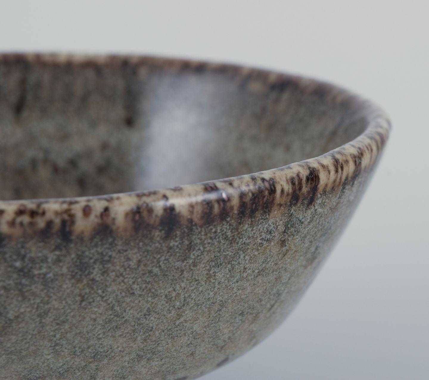 Danois Nils Thorsson pour Royal Copenhagen. Bol unique en grès sur socle. en vente