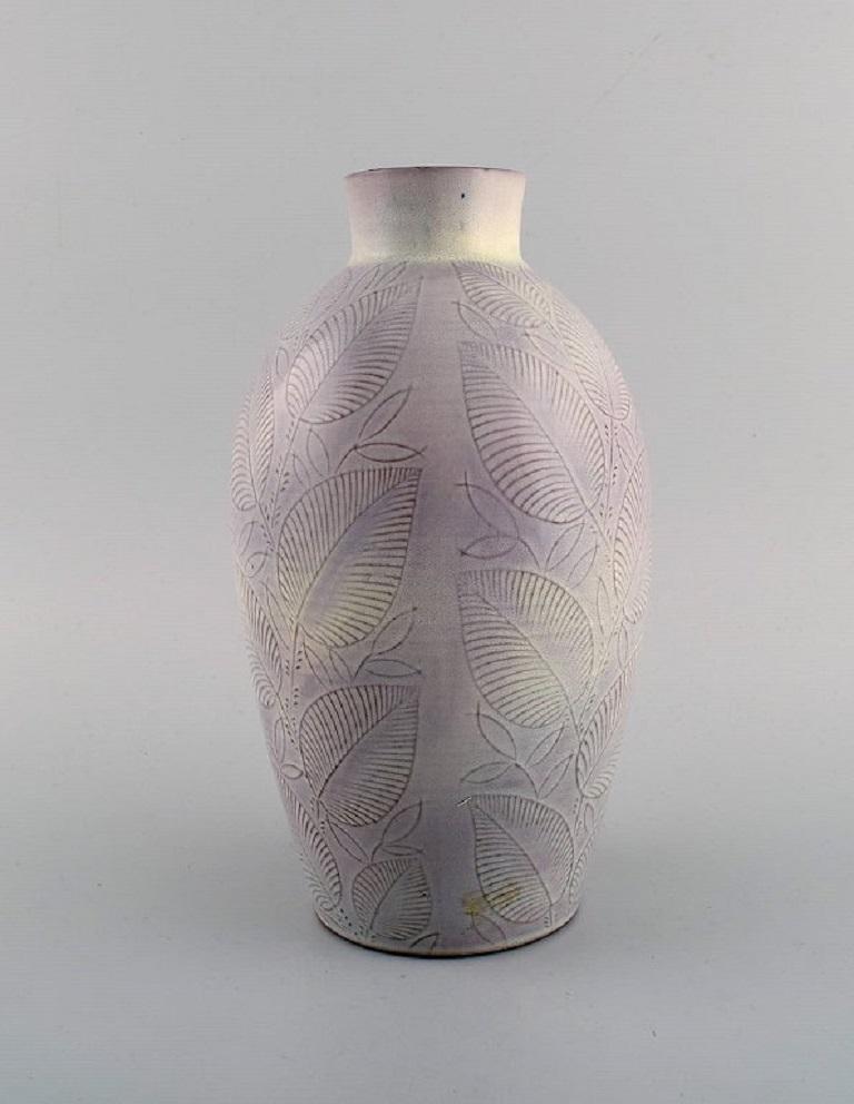 Nils Thorsson für Royal Copenhagen. Vase aus glasierter Keramik mit Blattdekor. Datiert 1944.
Maße: 24 x 13 cm.
In ausgezeichnetem Zustand.
Gestempelt.
1. Fabrikqualität.