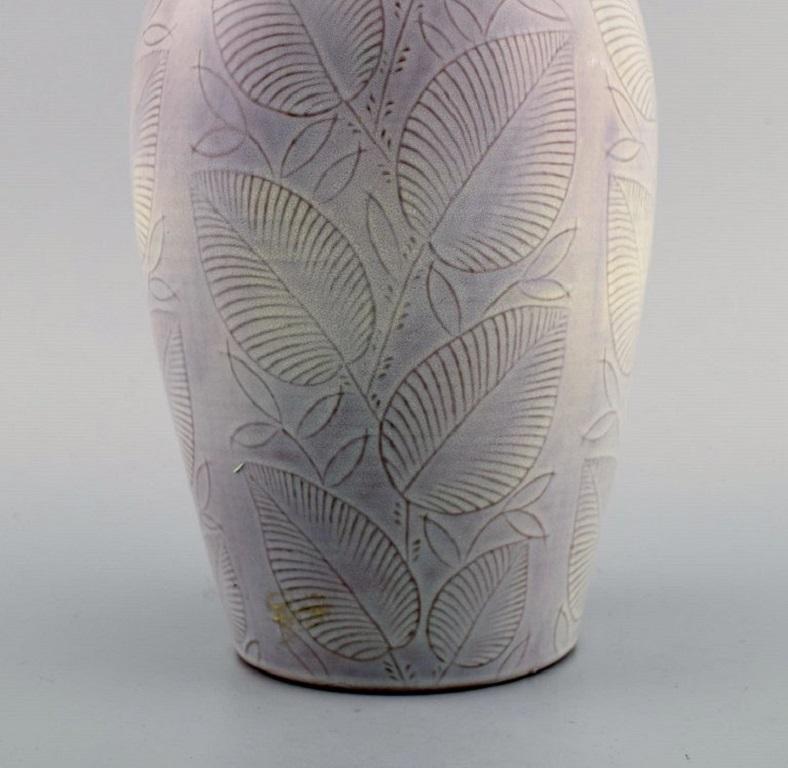 Danois Vase en céramique émaillée avec décoration de feuilles de Nils Thorsson pour Royal Copenhagen en vente