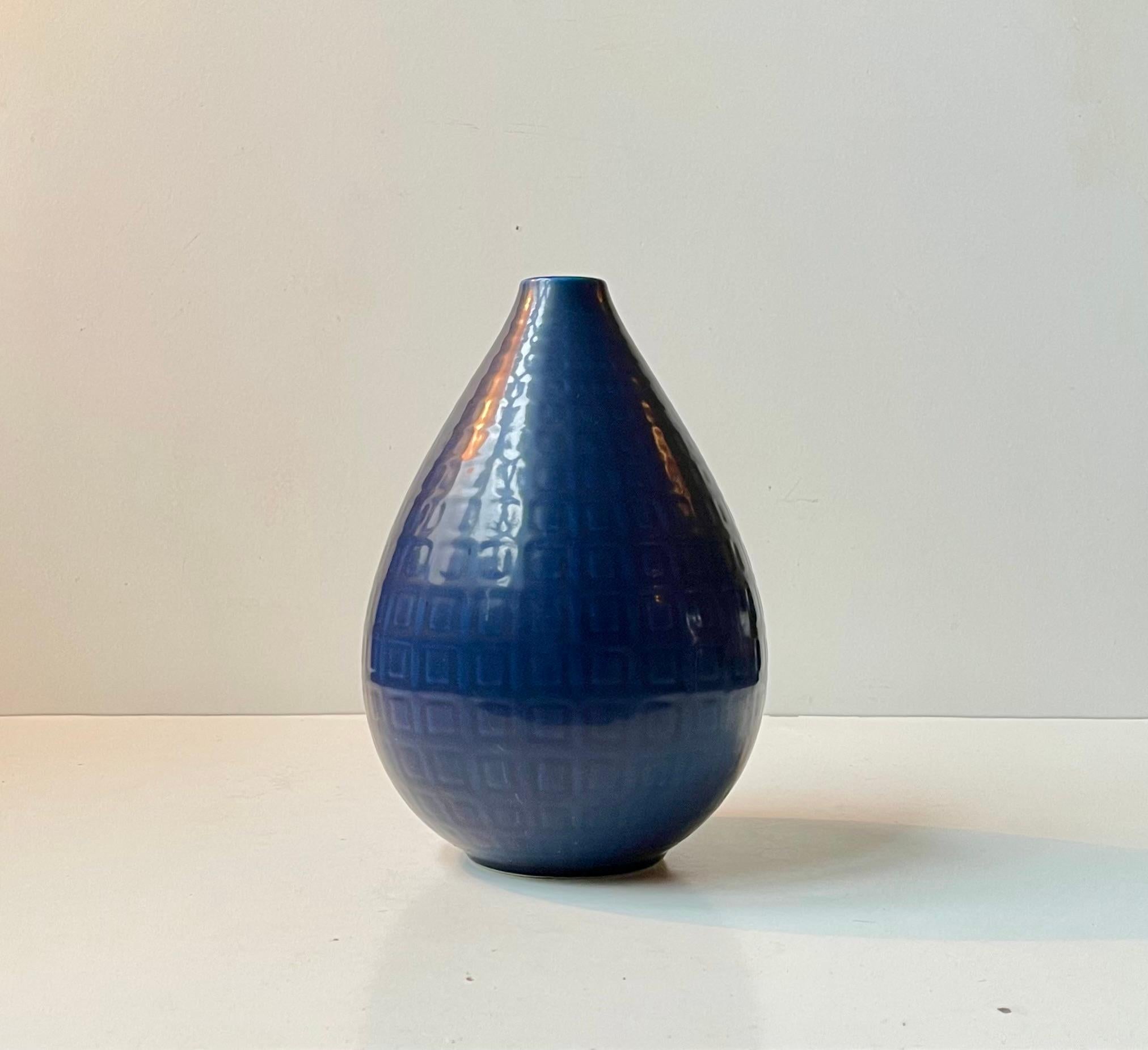 Große tropfenförmige Keramikvase, entworfen von Nils Thorsson und hergestellt von Aluminia in Dänemark in den 1950er Jahren. Sie wird Marselis genannt  -Designnummer 2631 und ist mit einer tiefblauen Glasur auf eingeritzten Quadraten verziert.
