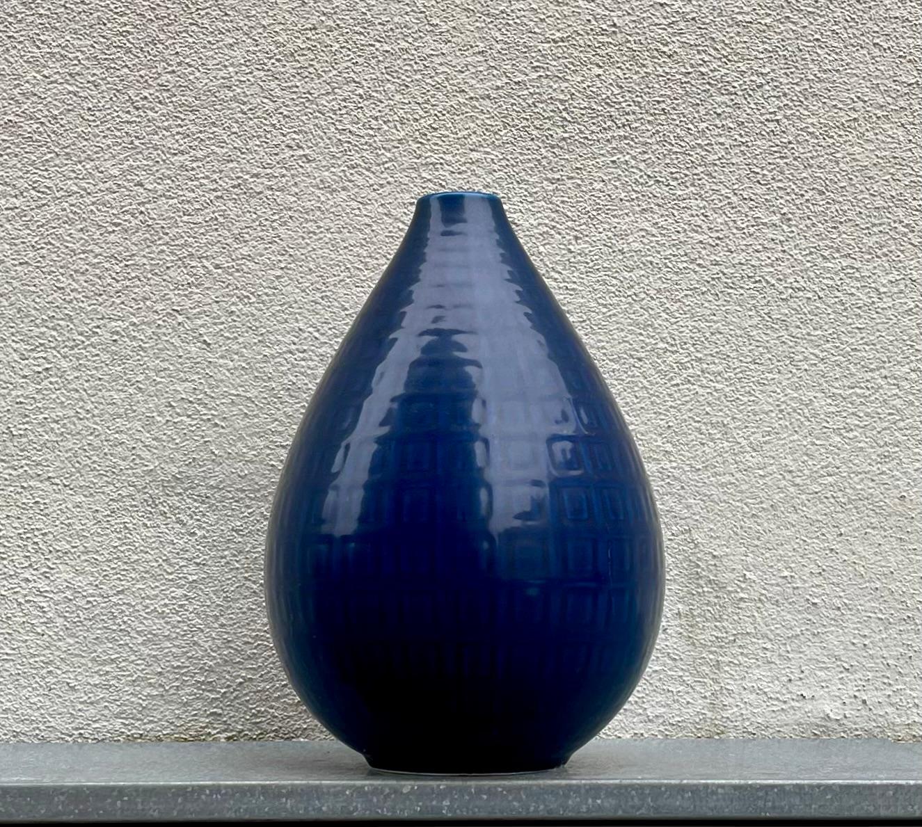 Nils Thorsson, glasierte blaue Marselis-Vase für Aluminia, 1950er Jahre (Glasiert) im Angebot