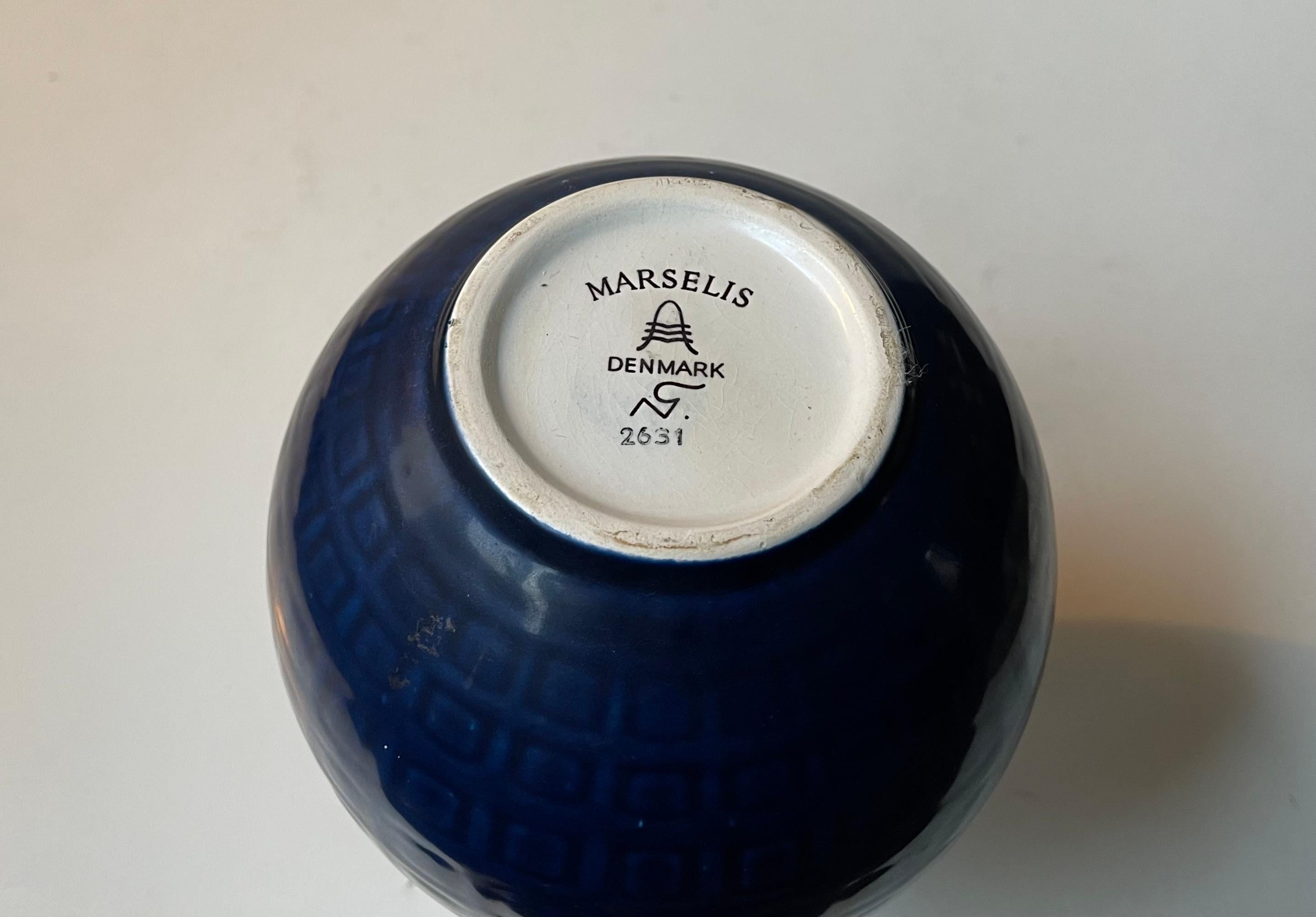 Nils Thorsson, glasierte blaue Marselis-Vase für Aluminia, 1950er Jahre (Mitte des 20. Jahrhunderts) im Angebot
