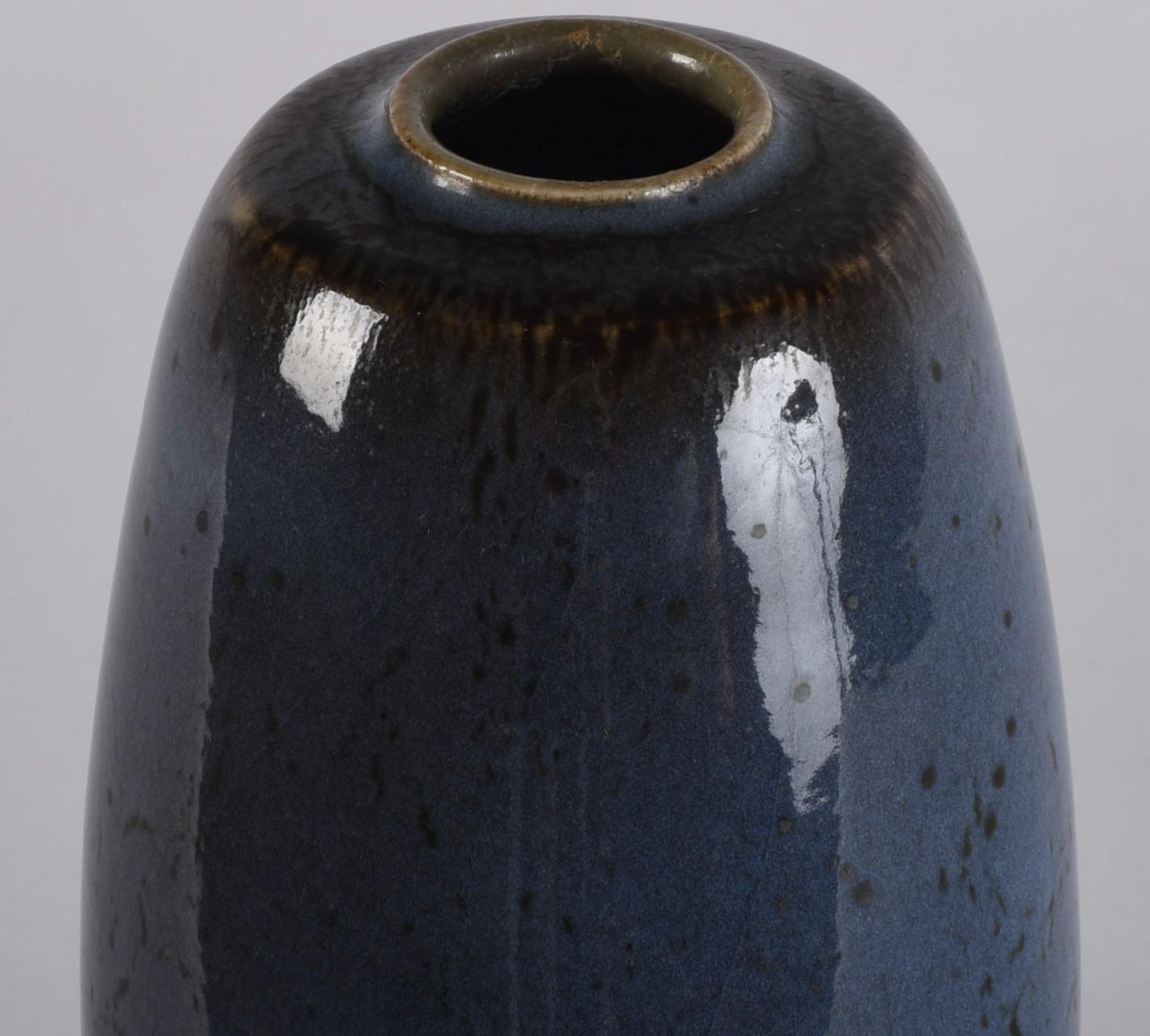 Scandinavo moderno Vaso in studio Pottery di Nils Thorsson Royal Copenhagen Faience in vendita