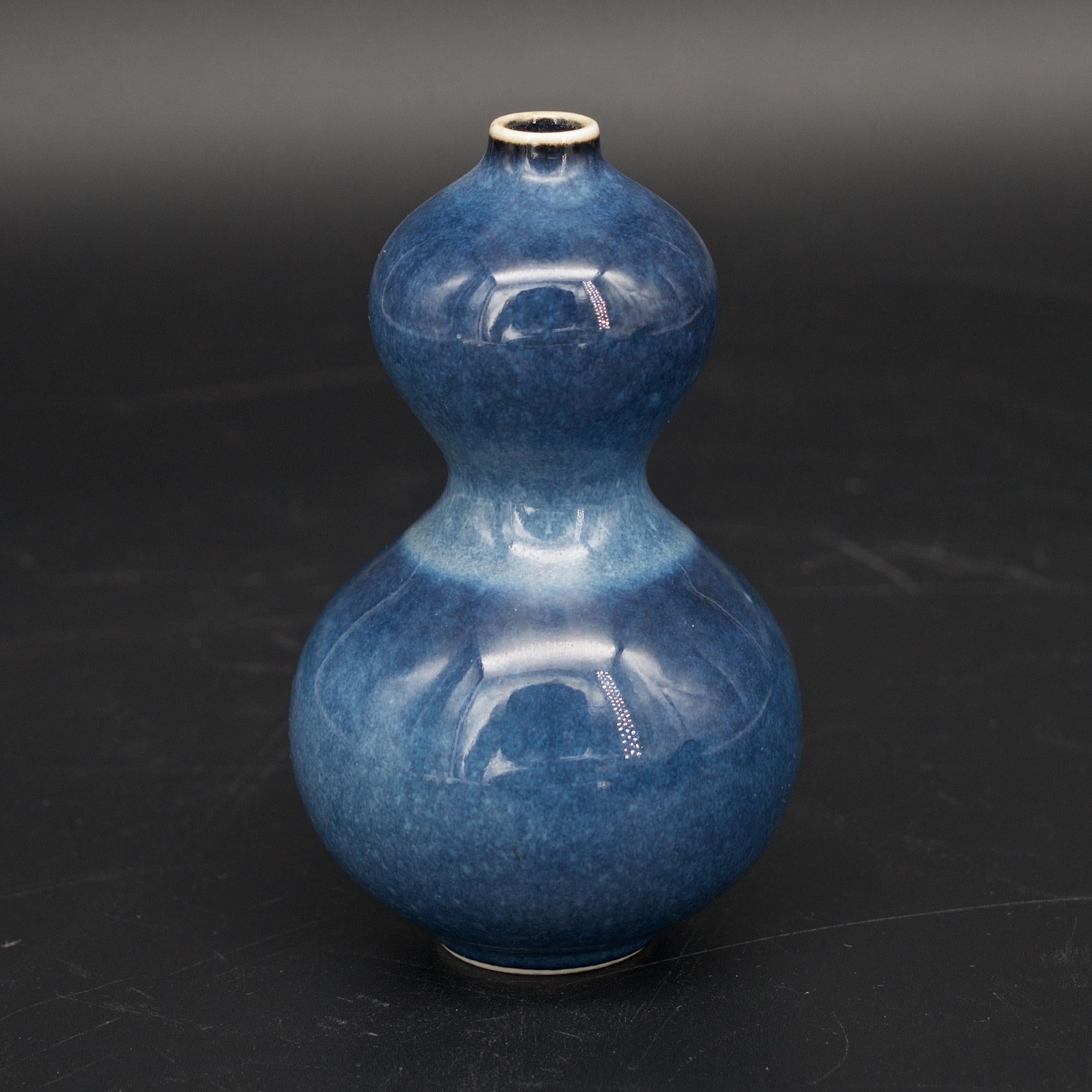 Raro vaso di piccole dimensioni. Condizioni eccellenti, nessun danno.
Misure: Altezza 3 3/4