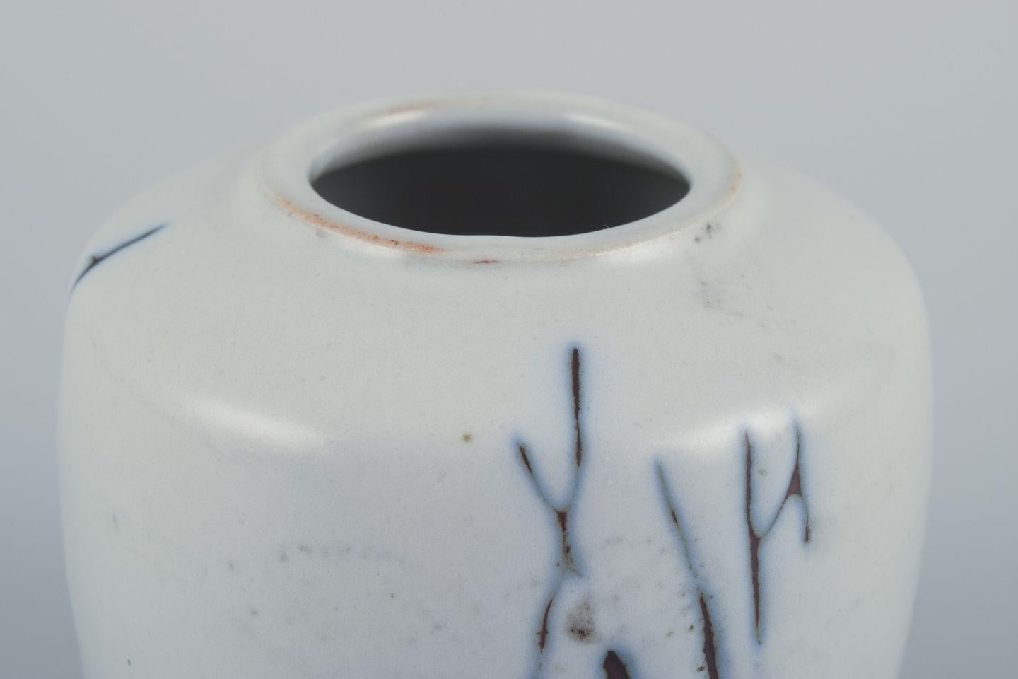 Nils Thorsson, Royal Copenhagen. Jarrón de gres en tonos grises y marrones Escandinavo moderno en venta
