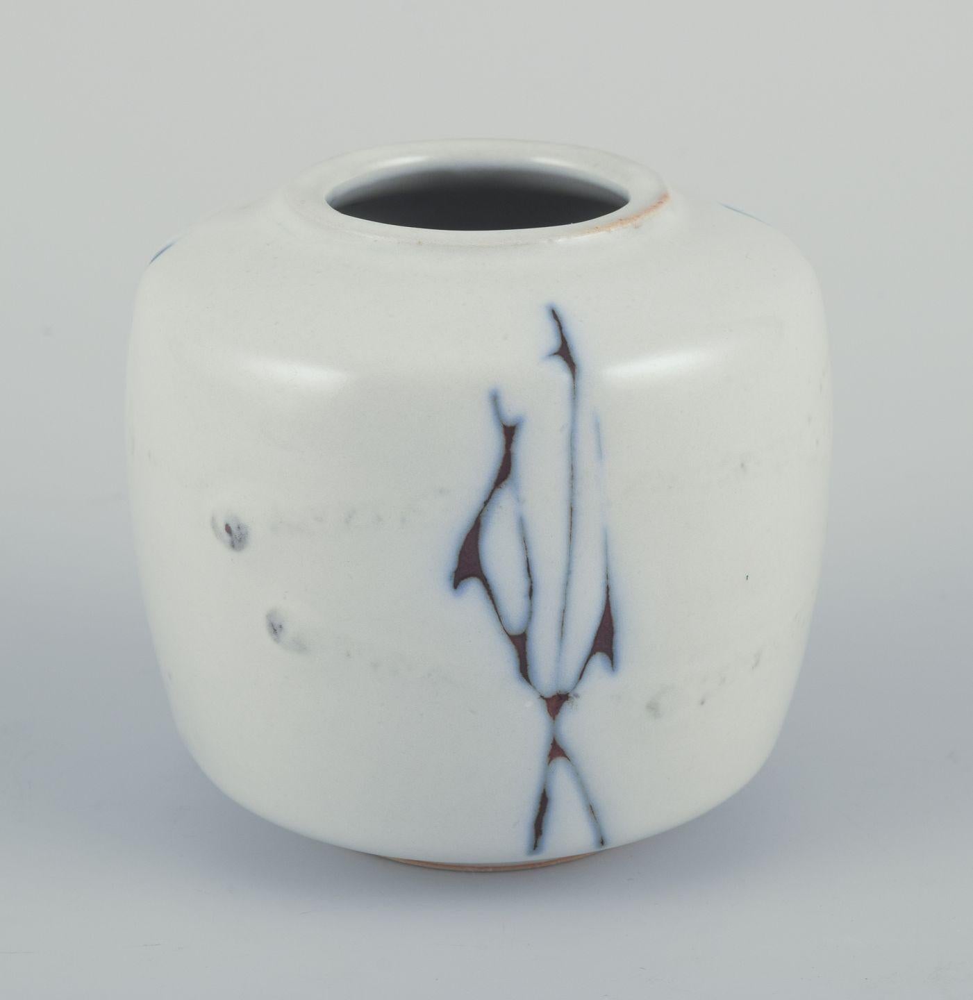 Nils Thorsson, Royal Copenhagen. Jarrón de gres en tonos grises y marrones Danés en venta