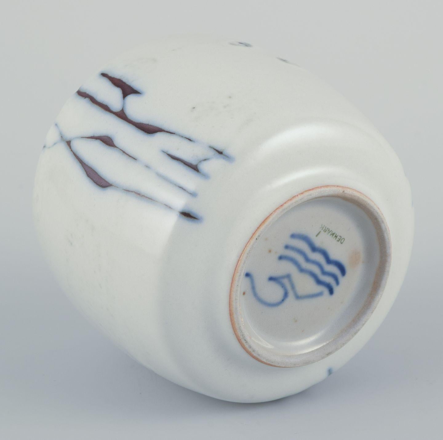 Nils Thorsson, Royal Copenhagen. Jarrón de gres en tonos grises y marrones siglo XX en venta