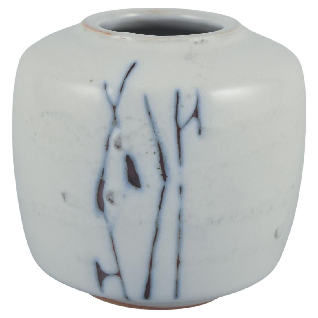 Nils Thorsson, Royal Copenhagen. Jarrón de gres en tonos grises y marrones en venta