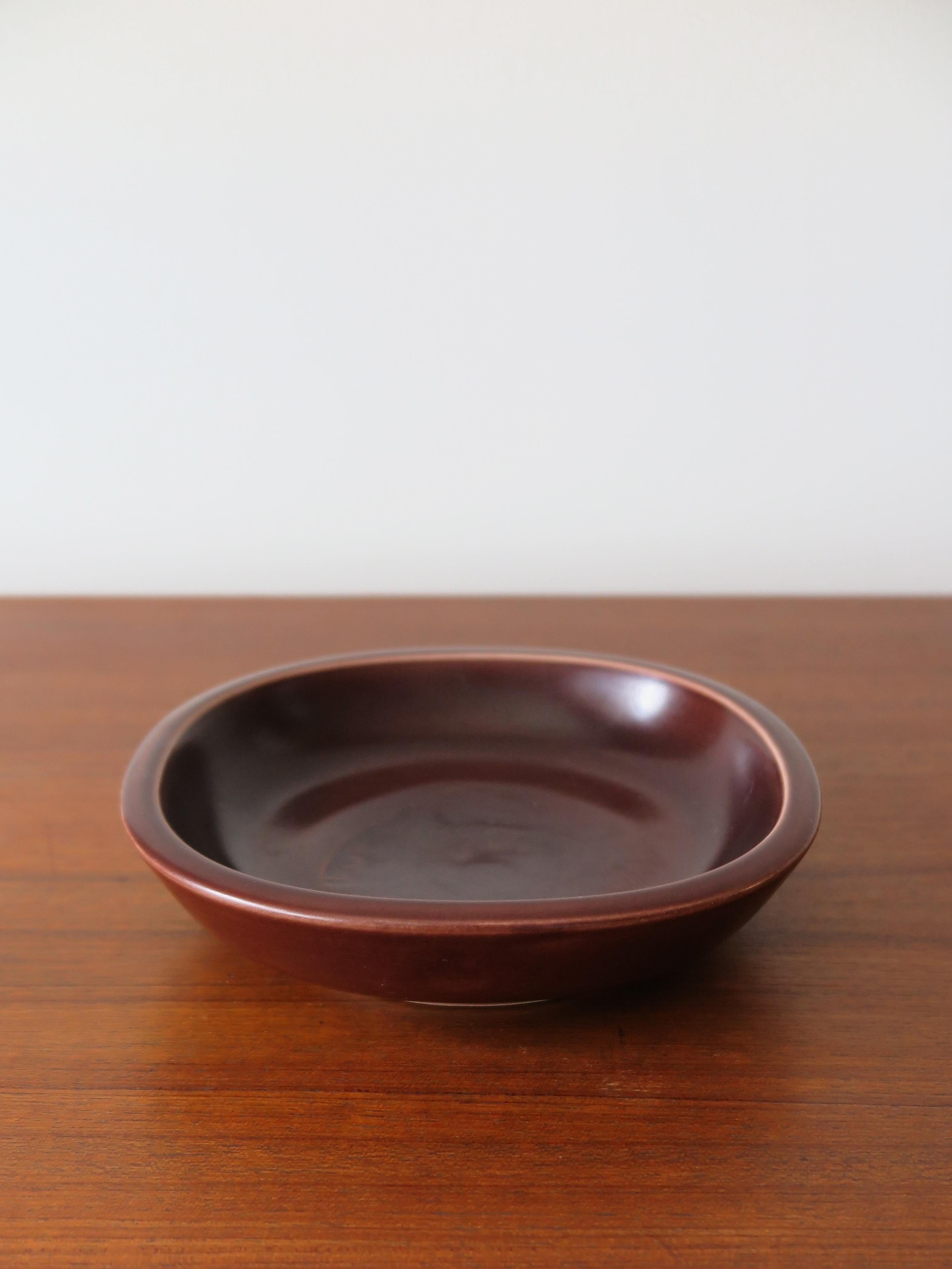 Scandinavian ceramic “Marselis” ashtray bowl series designed by Danish artist Nils Thorsson for Royal Copenaghen, 1950s.

Please note that the litem is original of the period and this shows normal signs of age and use.