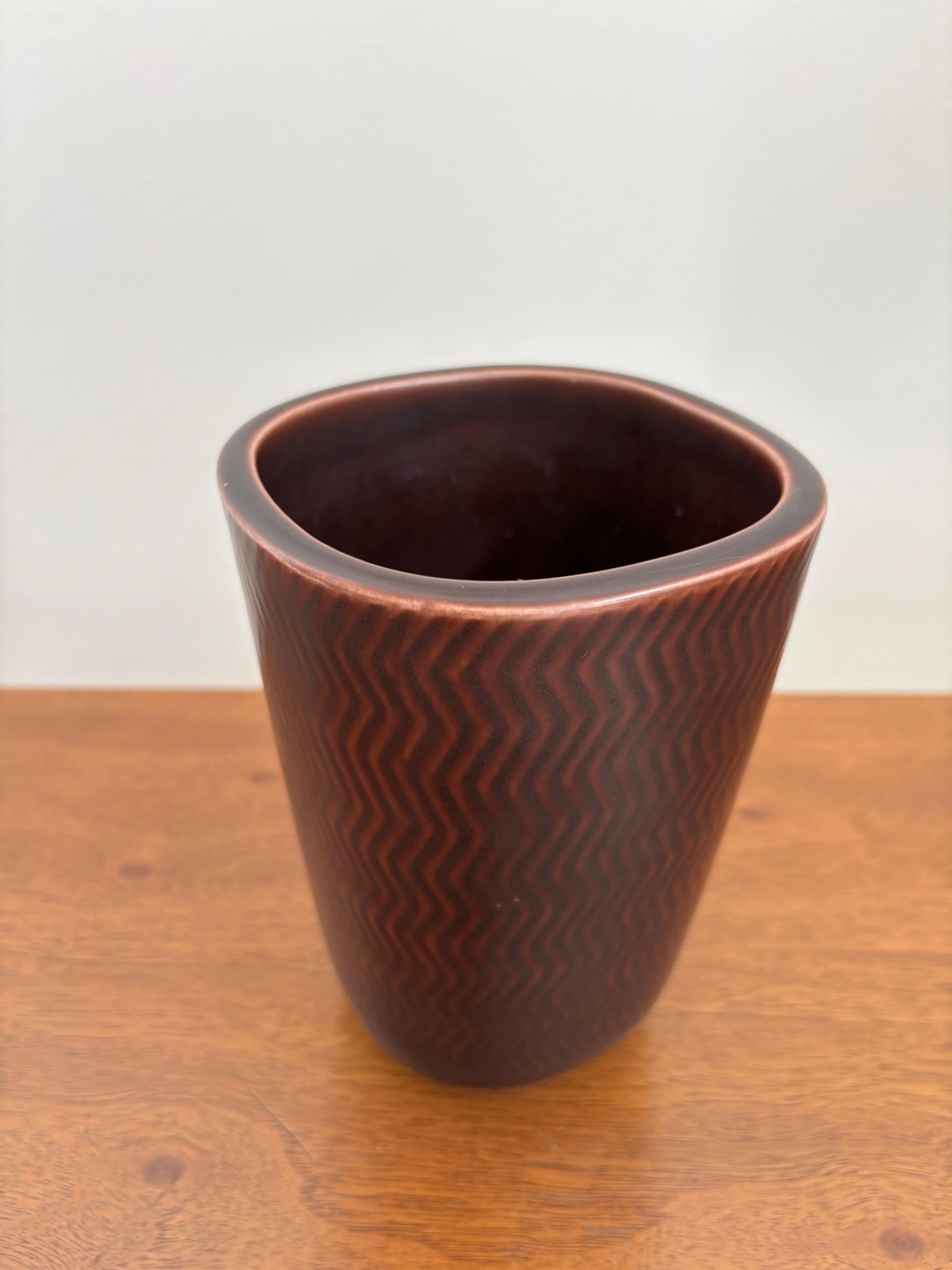 Ceramic scandinavian vase serie “Marselis” designed by Danish artist Nils Thorsson for Royal Copenaghen, Denmark 1950s

Please note that the item is original of the period and this shows normal signs of age and use.