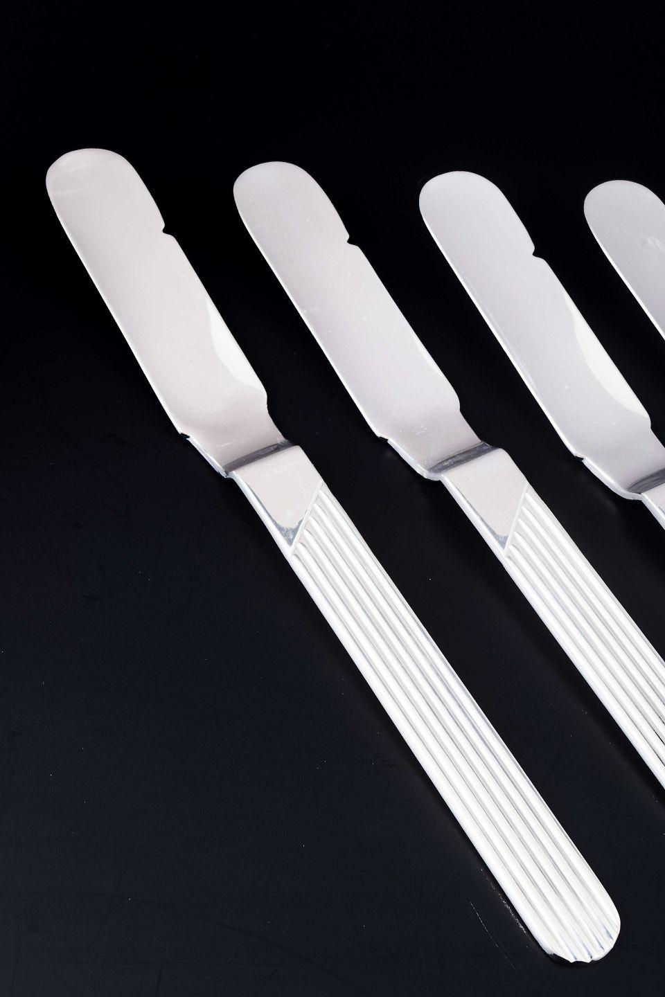 PRE-OWNED GOODS ARE EXEMPT FROM IMPORT TARIFFS FOR U.S., UK, AUSTRALIAN & CANADIAN CUSTOMERS.   
THEREFORE, NO IMPORT TARIFFS WILL BE APPLICABLE TO YOUR PURCHASE. 

Nilsjohan Set of 4 lunch knives in ribbed-line pattern.
Stainless steel.

Designer: