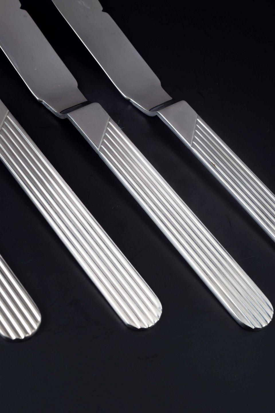 Scandinavian Modern Nilsjohan Set of 4 lunch knives in ribbed-line pattern. Stainless steel. For Sale
