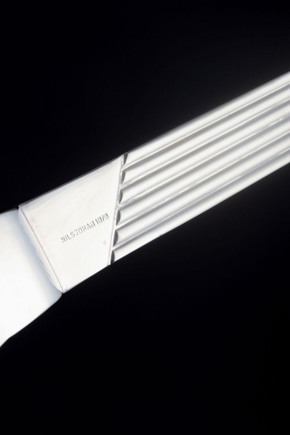 Swedish Nilsjohan Set of 4 lunch knives in ribbed-line pattern. Stainless steel. For Sale