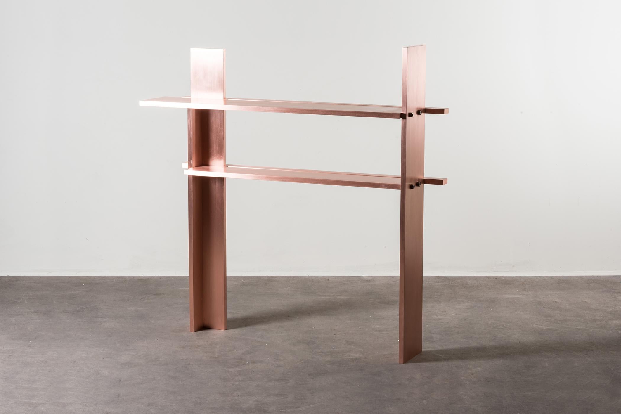 Console CC03 de Johan Viladrich, Pays-Bas, 2019. Édition Nilufar. Cuivre brossé. Dimensions : 115 x 27 x H 120 cm, 45.2 x 10.6 x 47.2 in. La console CC03 est composée de sept plaques de cuivre brossé, assemblées entre elles par des boulons en acier