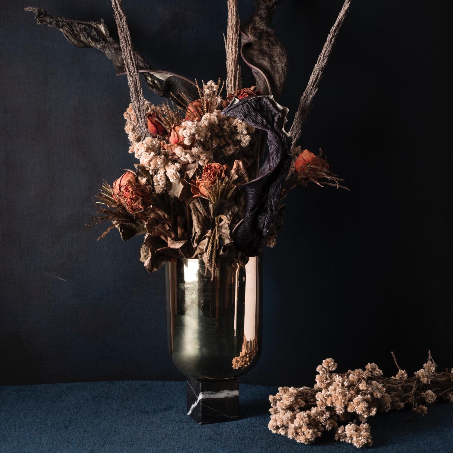 Laissez-vous séduire par l'essence d'un luxe raffiné avec ce vase à fleurs artisanal. Véritable œuvre d'art, cette pièce exquise est fabriquée à partir des matériaux les plus nobles, ce qui en fait un accessoire décoratif époustouflant qui