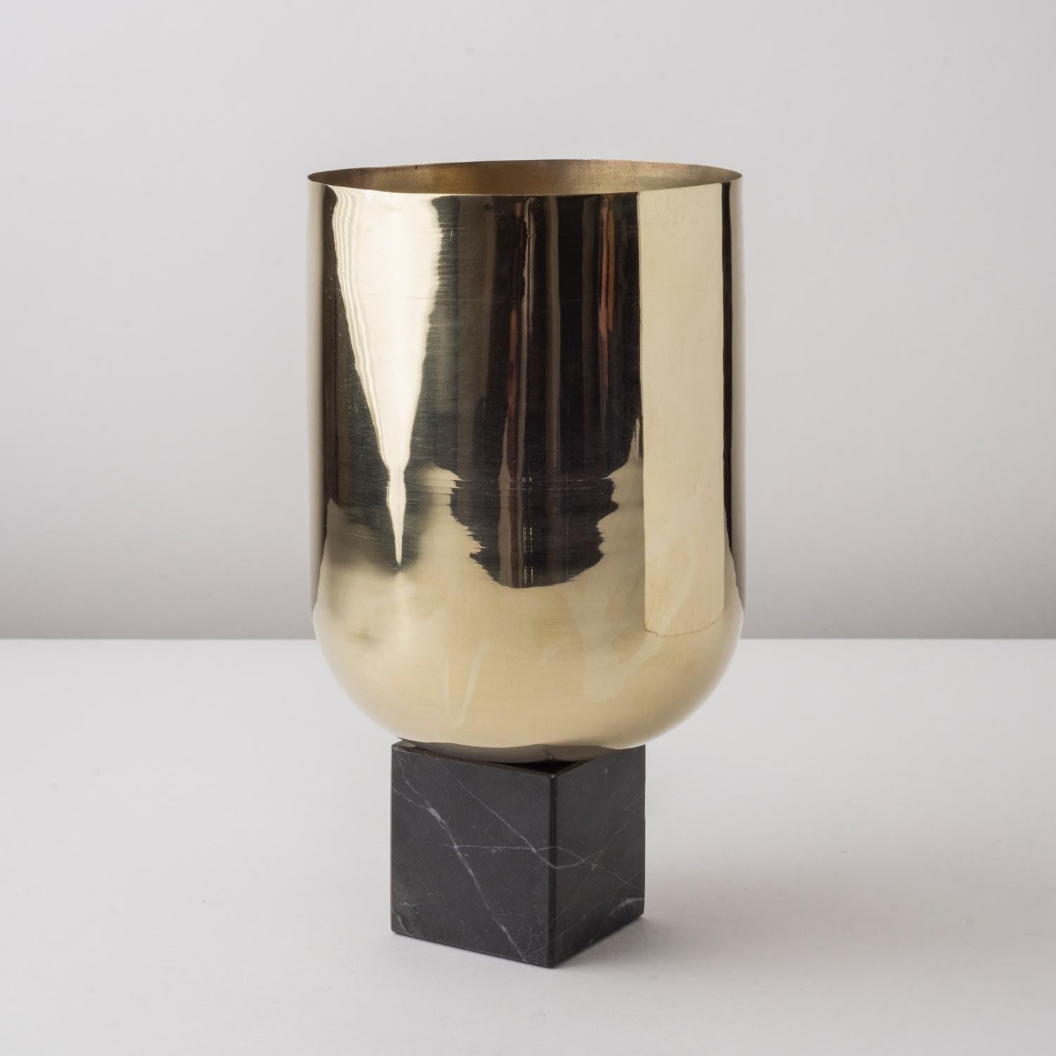 Nimbo Brass & Black Marble Vase In New Condition For Sale In Mexico City, MX