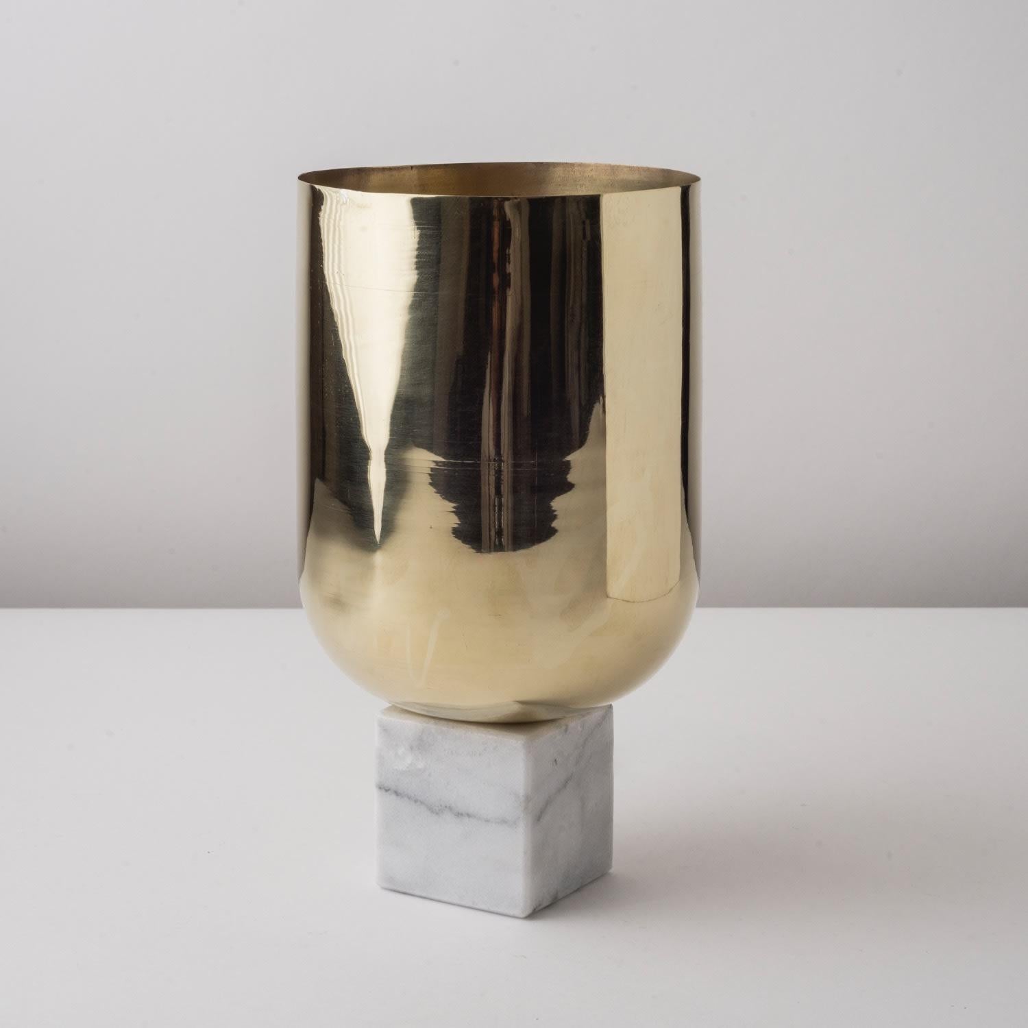 Nimbo-Vase aus Messing und weißem Marmor (Geschweißt)