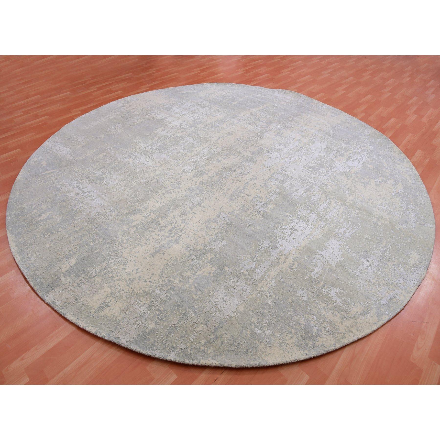 Moderno Tappeto orientale rotondo in lana e seta Nimbus Gray, dal design astratto e moderno, annodato a mano. in vendita