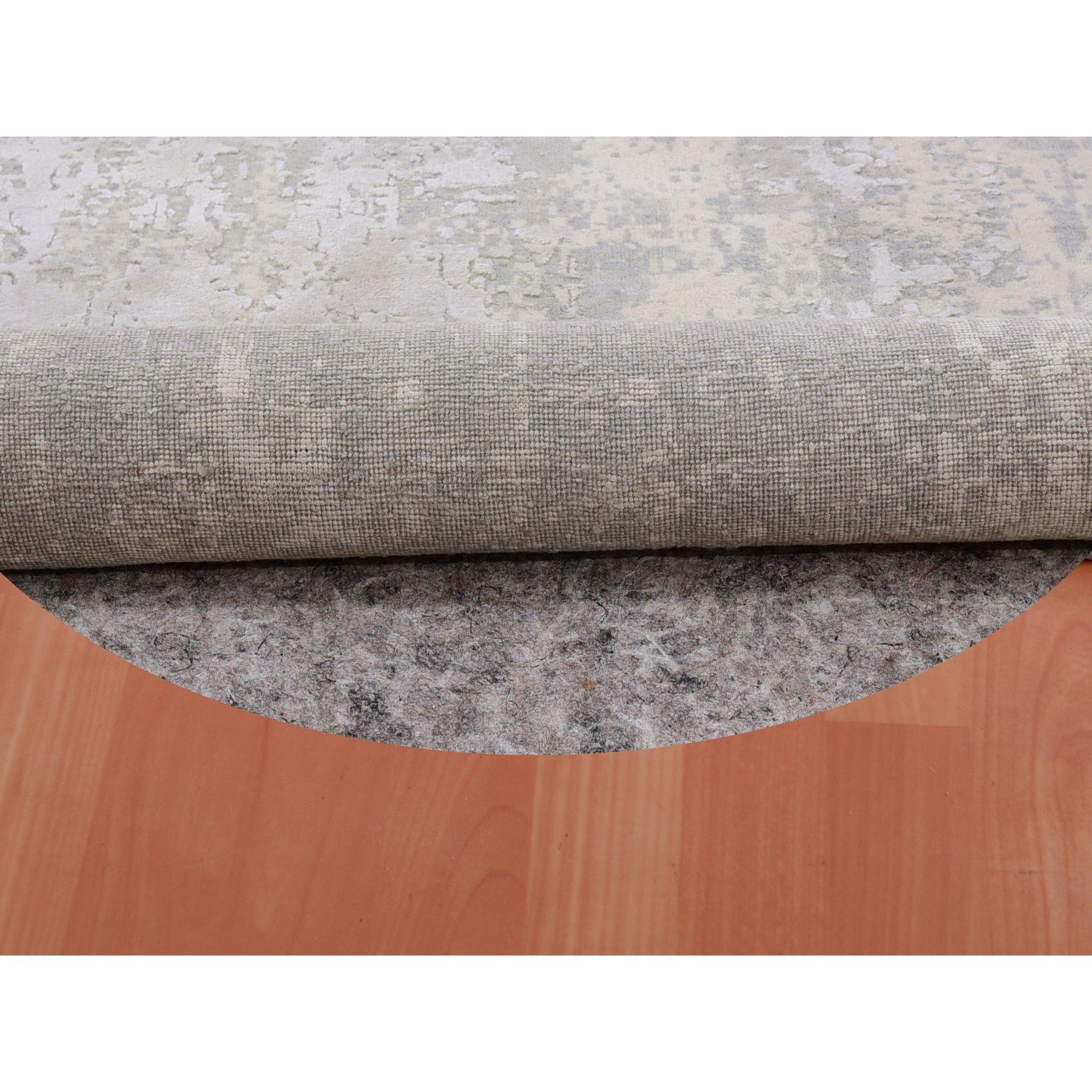 Indiano Tappeto orientale rotondo in lana e seta Nimbus Gray, dal design astratto e moderno, annodato a mano. in vendita