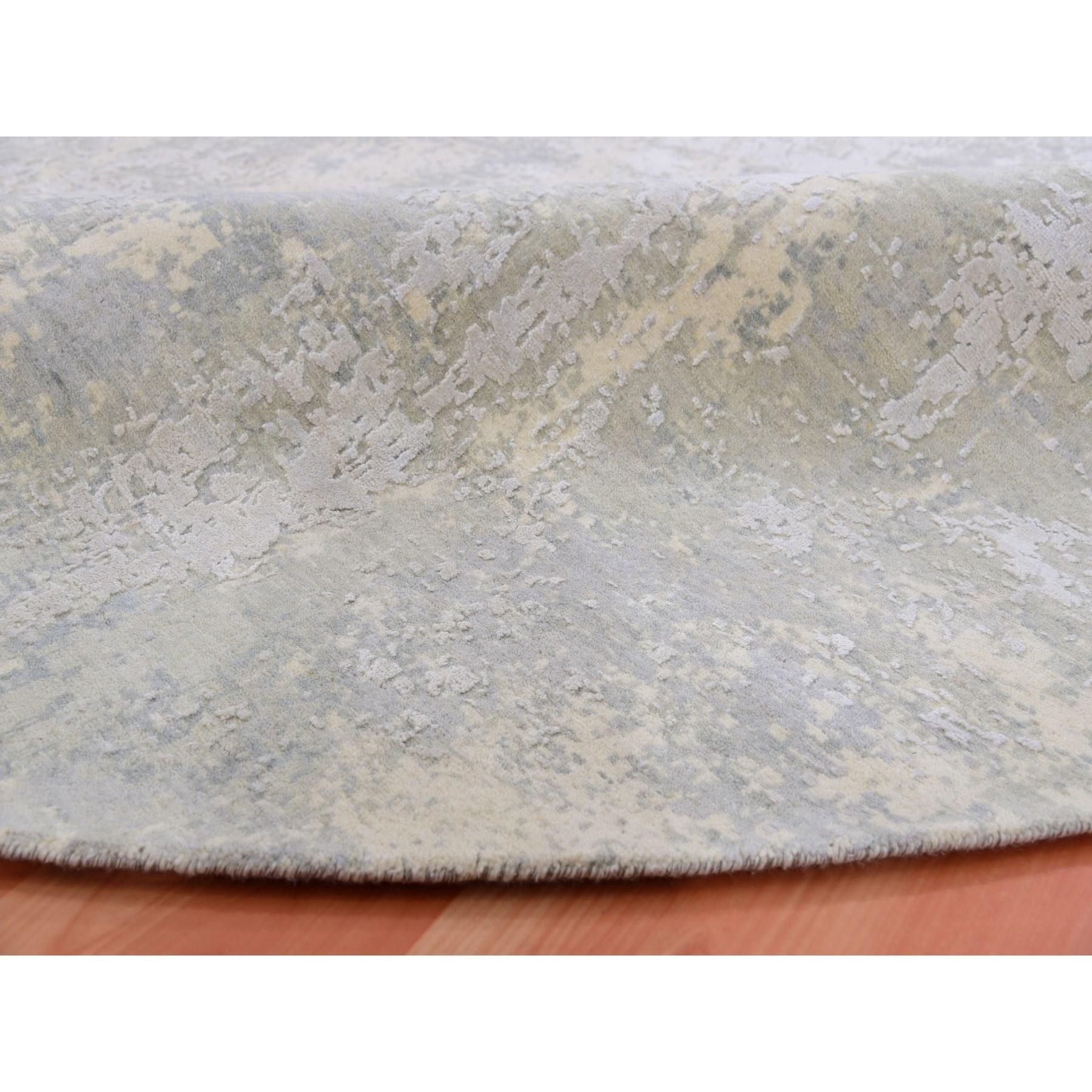 Tappeto orientale rotondo in lana e seta Nimbus Gray, dal design astratto e moderno, annodato a mano. In condizioni Nuovo in vendita a Carlstadt, NJ