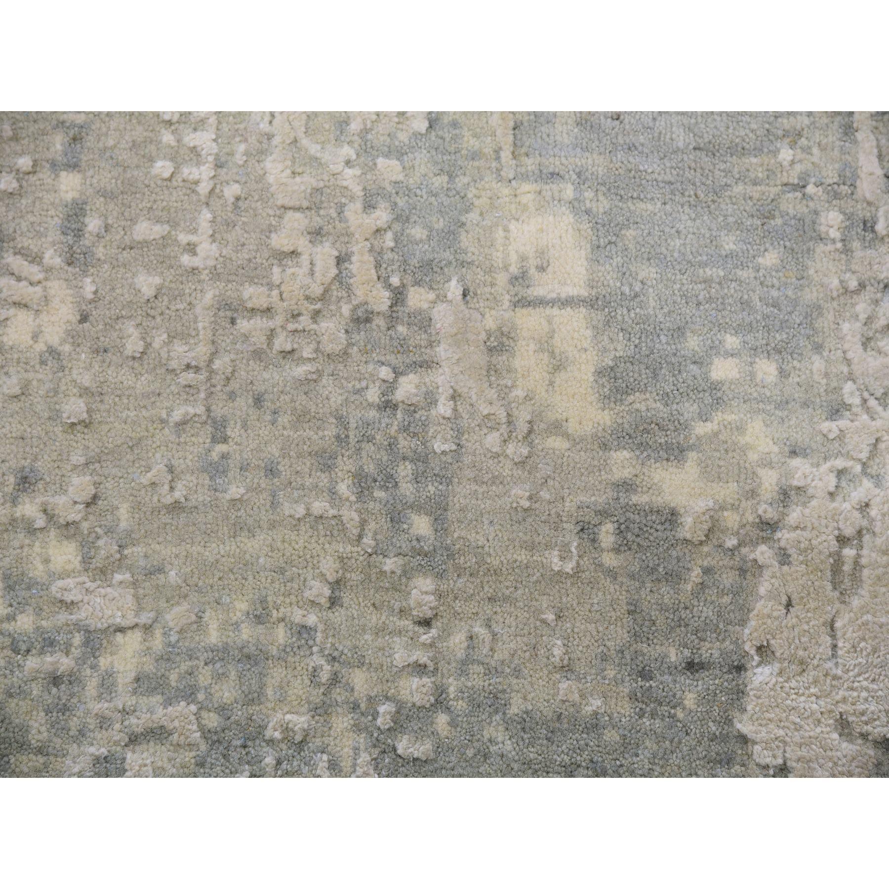 Lana Tappeto orientale rotondo in lana e seta Nimbus Gray, dal design astratto e moderno, annodato a mano. in vendita