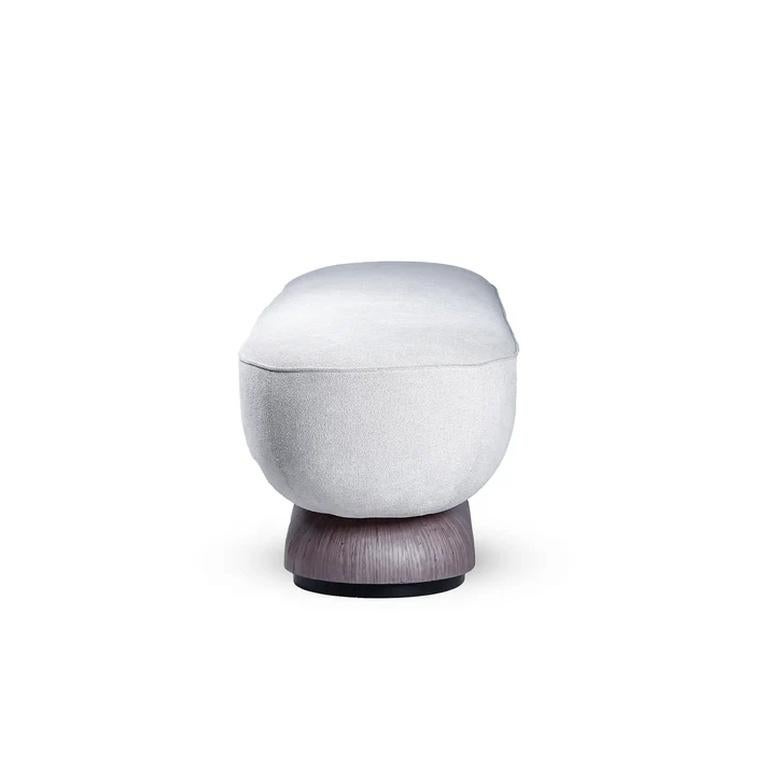 L'ottomana Nimbus è una miscela perfetta di eleganza e comfort, progettata per aggiungere un tocco scultoreo agli interni contemporanei. Con la sua silhouette morbida e arrotondata e la seduta imbottita, questo pouf offre un'esperienza di seduta