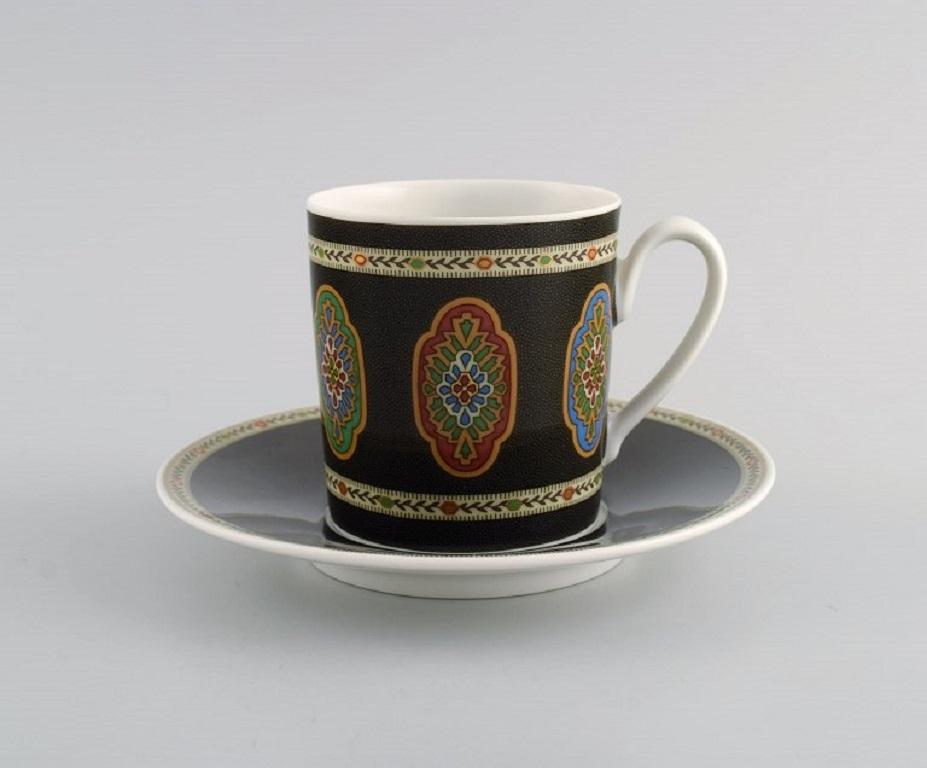 Nina Campbell for Rosenthal. 
Belgravia coffee service for two in porcelain decorated with flowers and foliage. Late 20th century.
The cup measures: 7.5 x 7 cm.
Saucer diameter: 14 cm.
Plate diameter: 21.5 cm.
In excellent condition.
Stamped.