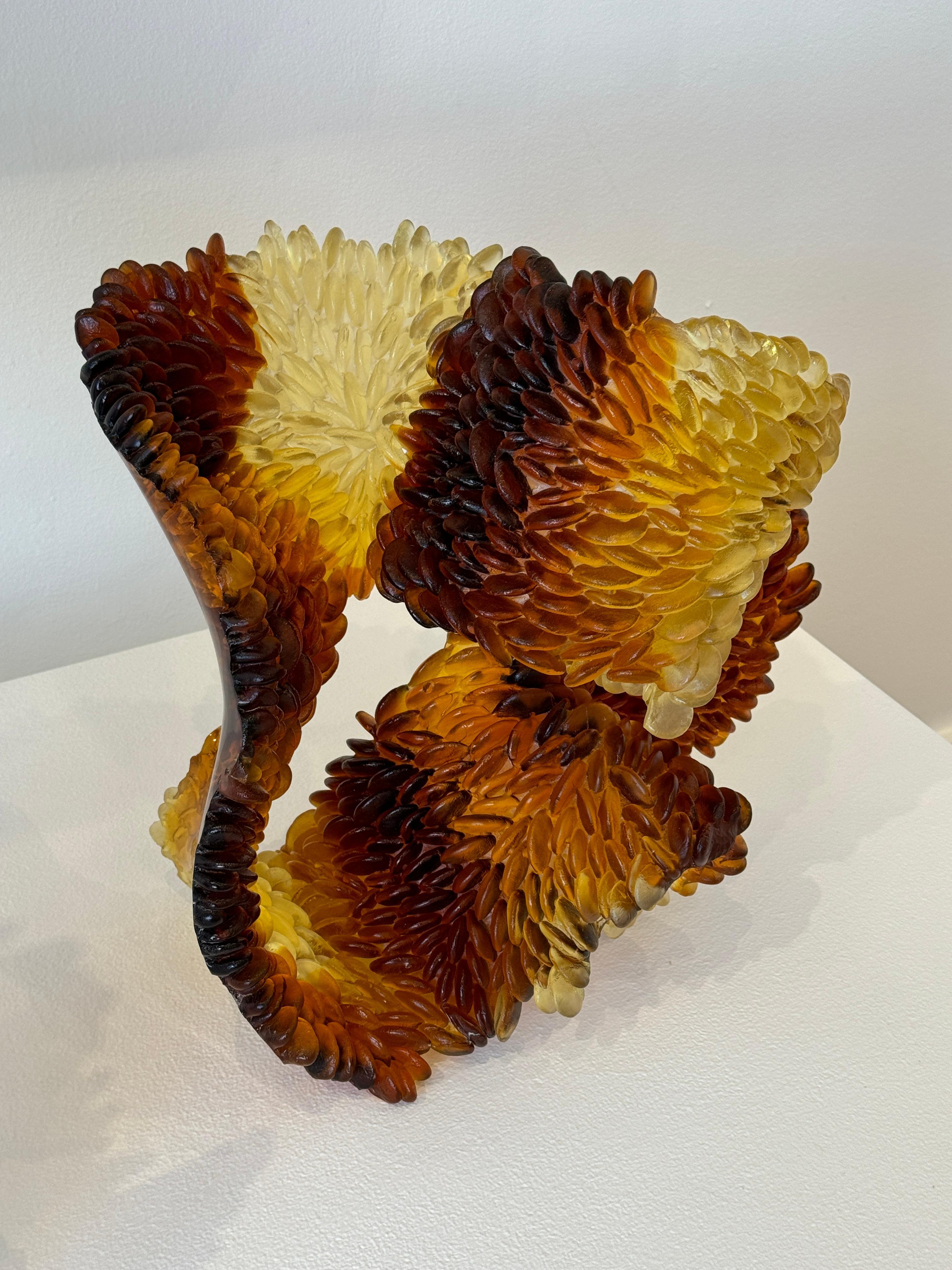 Le opere in vetro di Nina Casson McGarva sembrano muoversi nella loro immobilità. Il suo processo di lavorazione del vetro rispecchia i cicli della natura: il materiale è più vivo quando è caldo e si trasforma. Poi diventa solido e immobile.