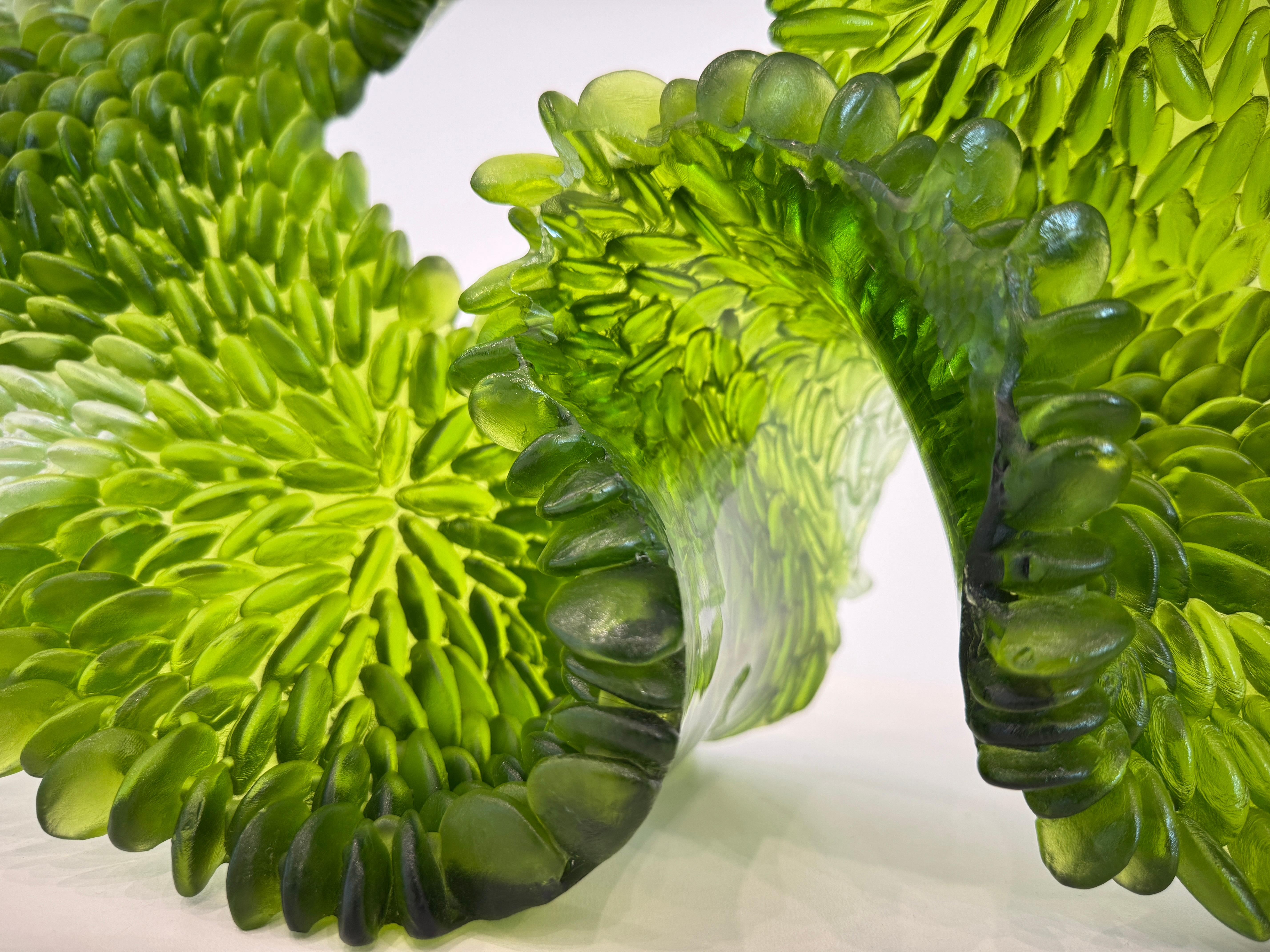 Escultura de mesa de vidrio fundido, follaje abstracto verde y blanco, 2024 - Abstract Sculpture Gris de Nina Casson McGarva