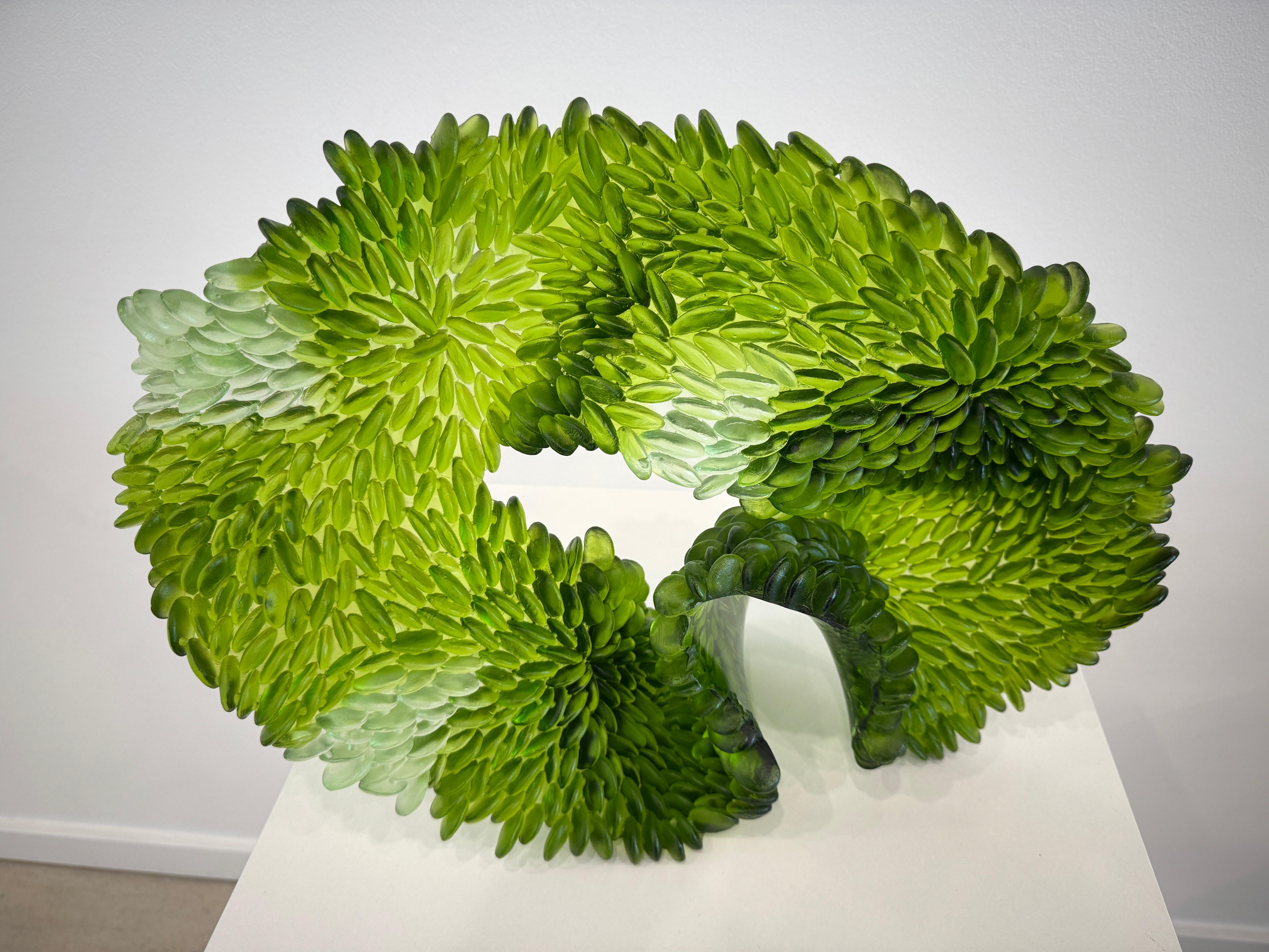 Escultura de mesa de vidrio fundido, follaje abstracto verde y blanco, 2024 en venta 2