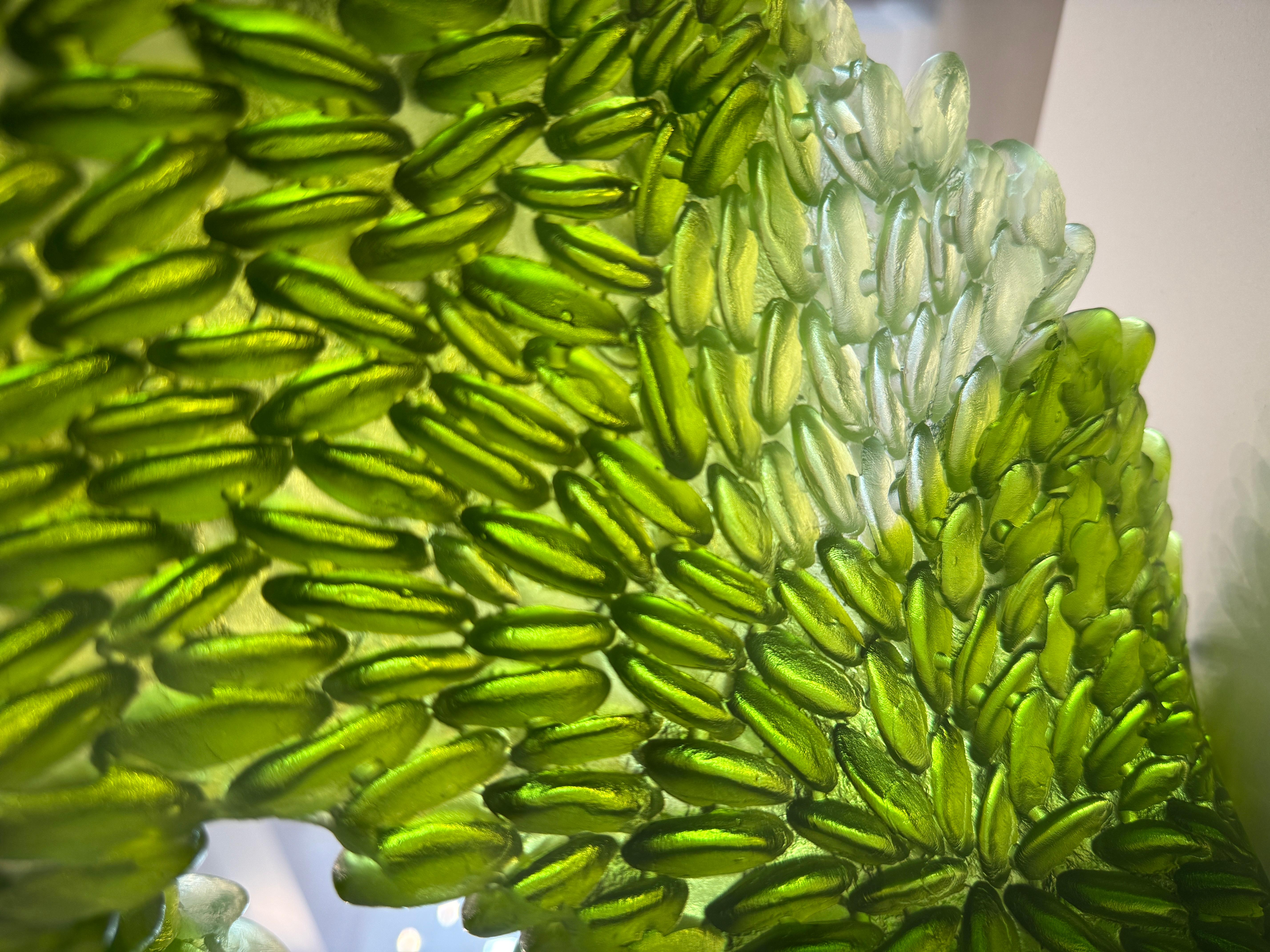 Escultura de mesa de vidrio fundido, follaje abstracto verde y blanco, 2024 en venta 3