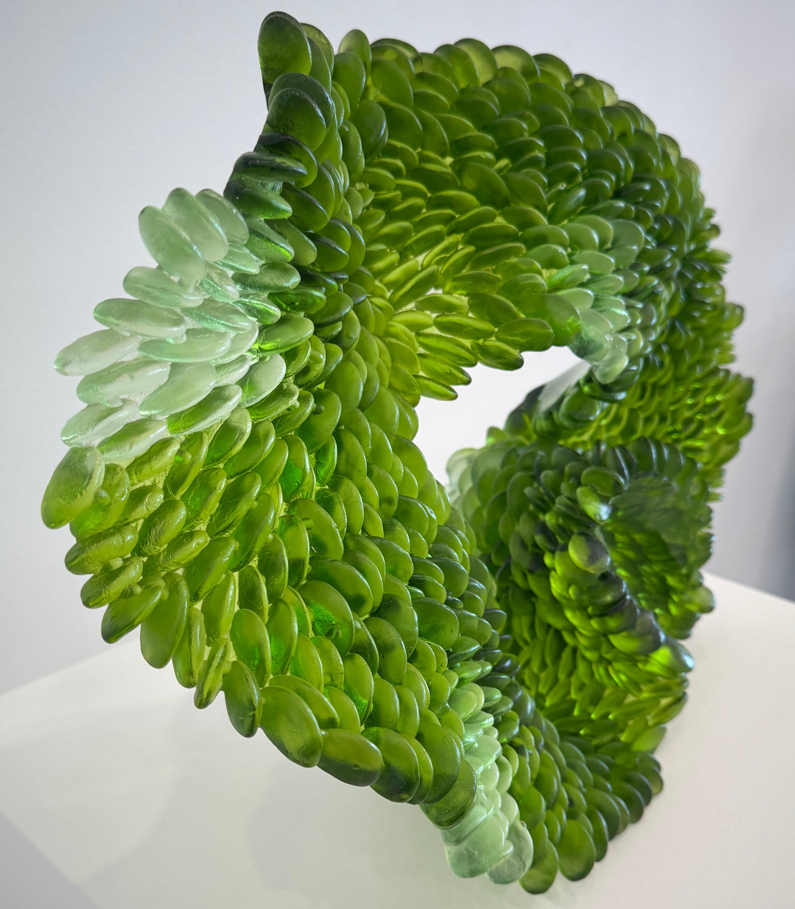 Escultura de mesa de vidrio fundido, follaje abstracto verde y blanco, 2024 en venta 5