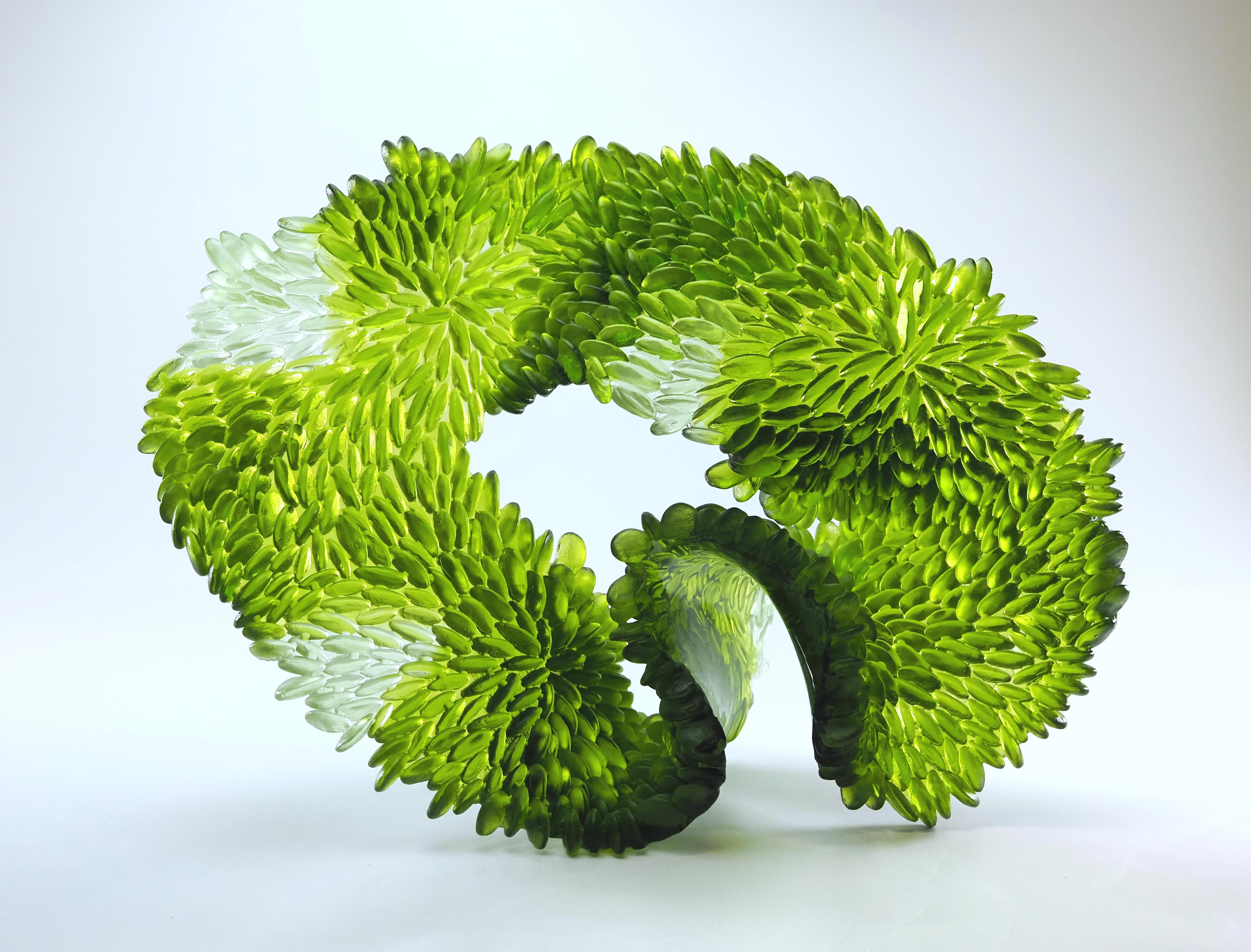 Abstract Sculpture de Nina Casson McGarva - Escultura de mesa de vidrio fundido, follaje abstracto verde y blanco, 2024