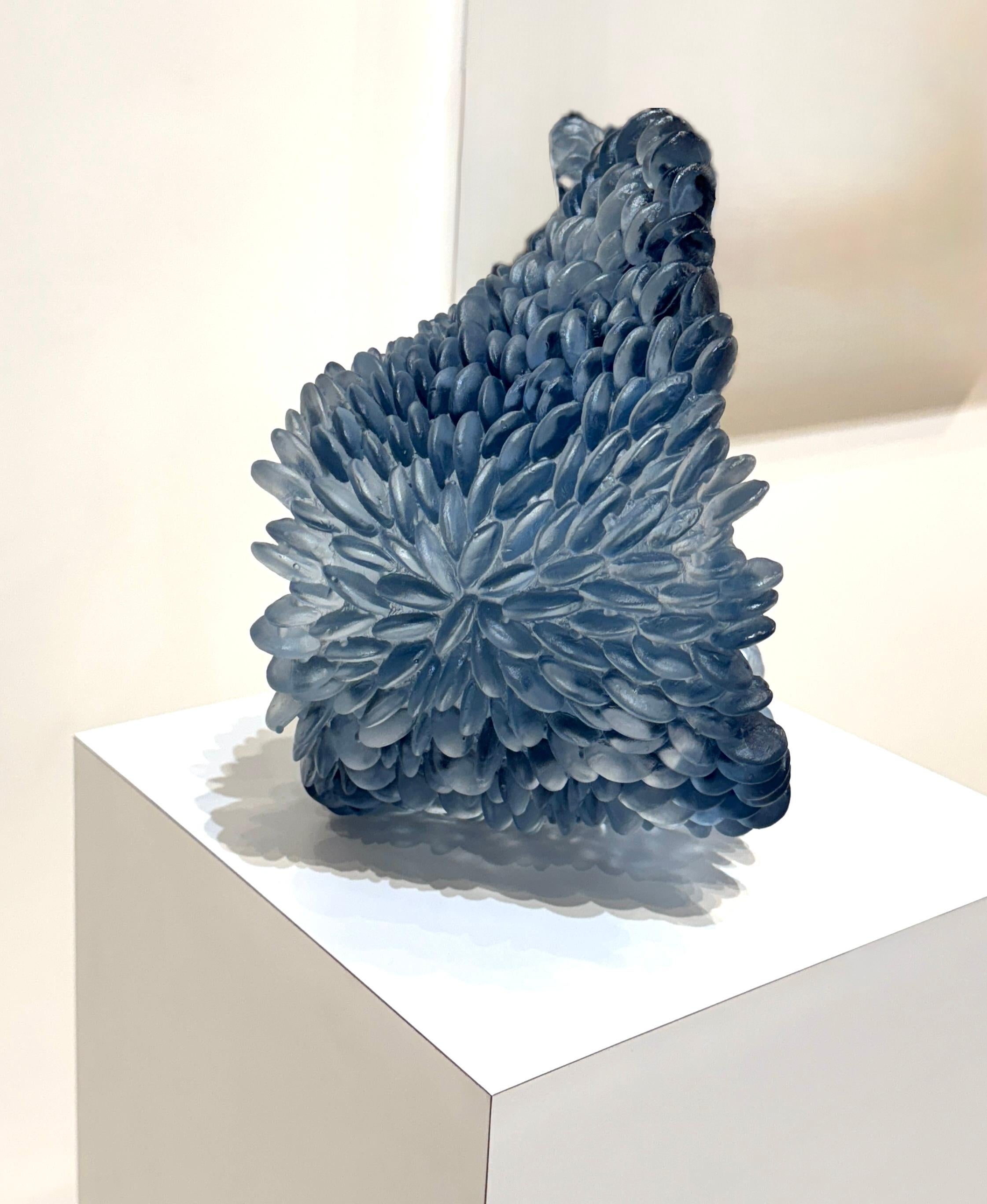 « La mer froide » - sculpture de table en verre bleu de forme vague en vente 6