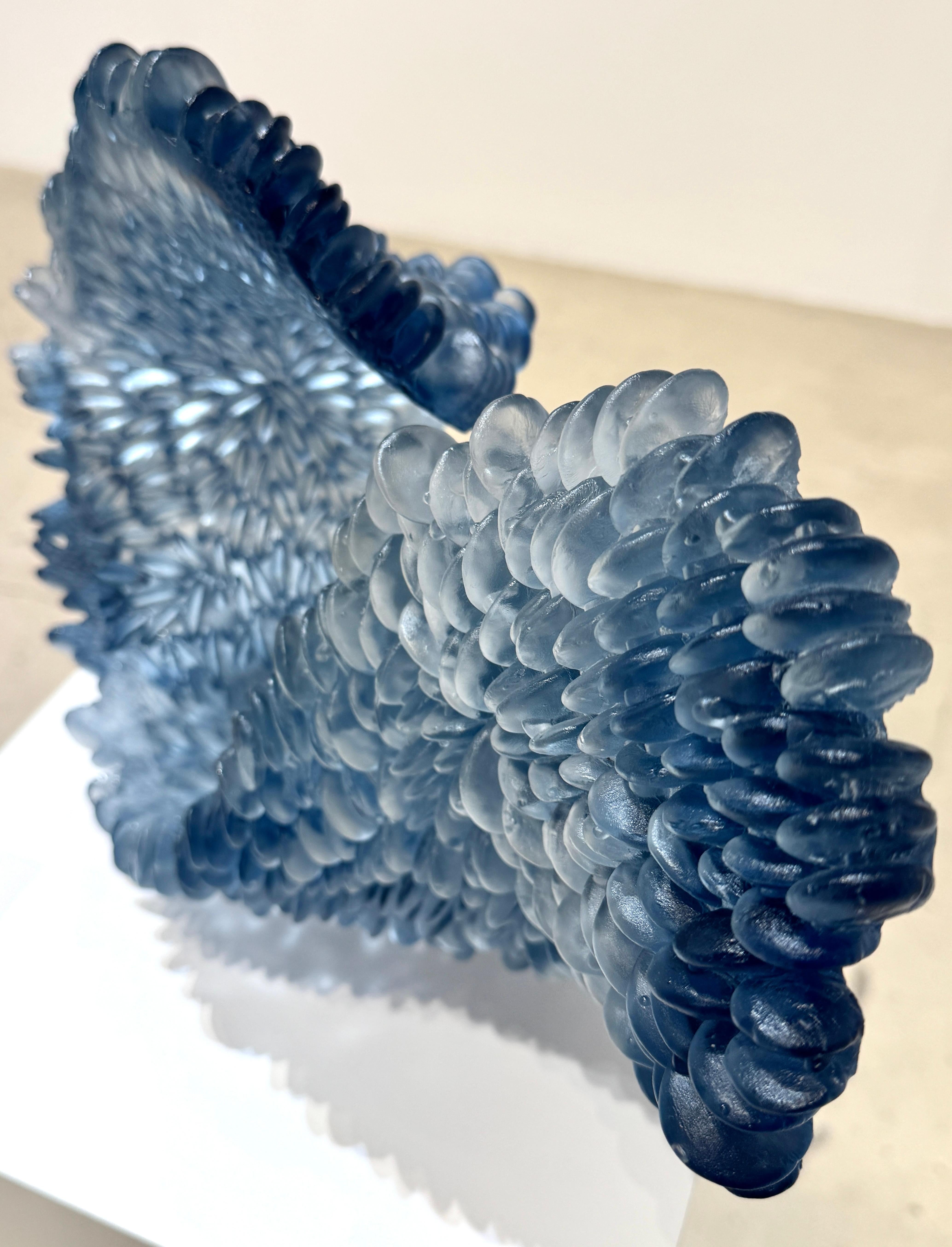 « La mer froide » - sculpture de table en verre bleu de forme vague en vente 7