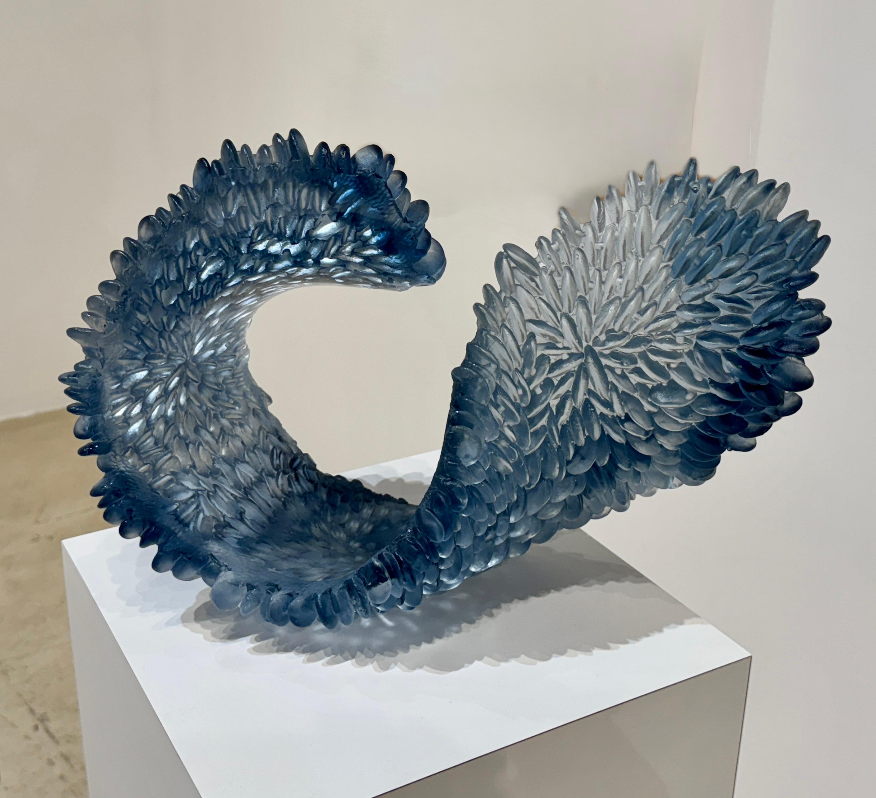 « La mer froide » - sculpture de table en verre bleu de forme vague en vente 8