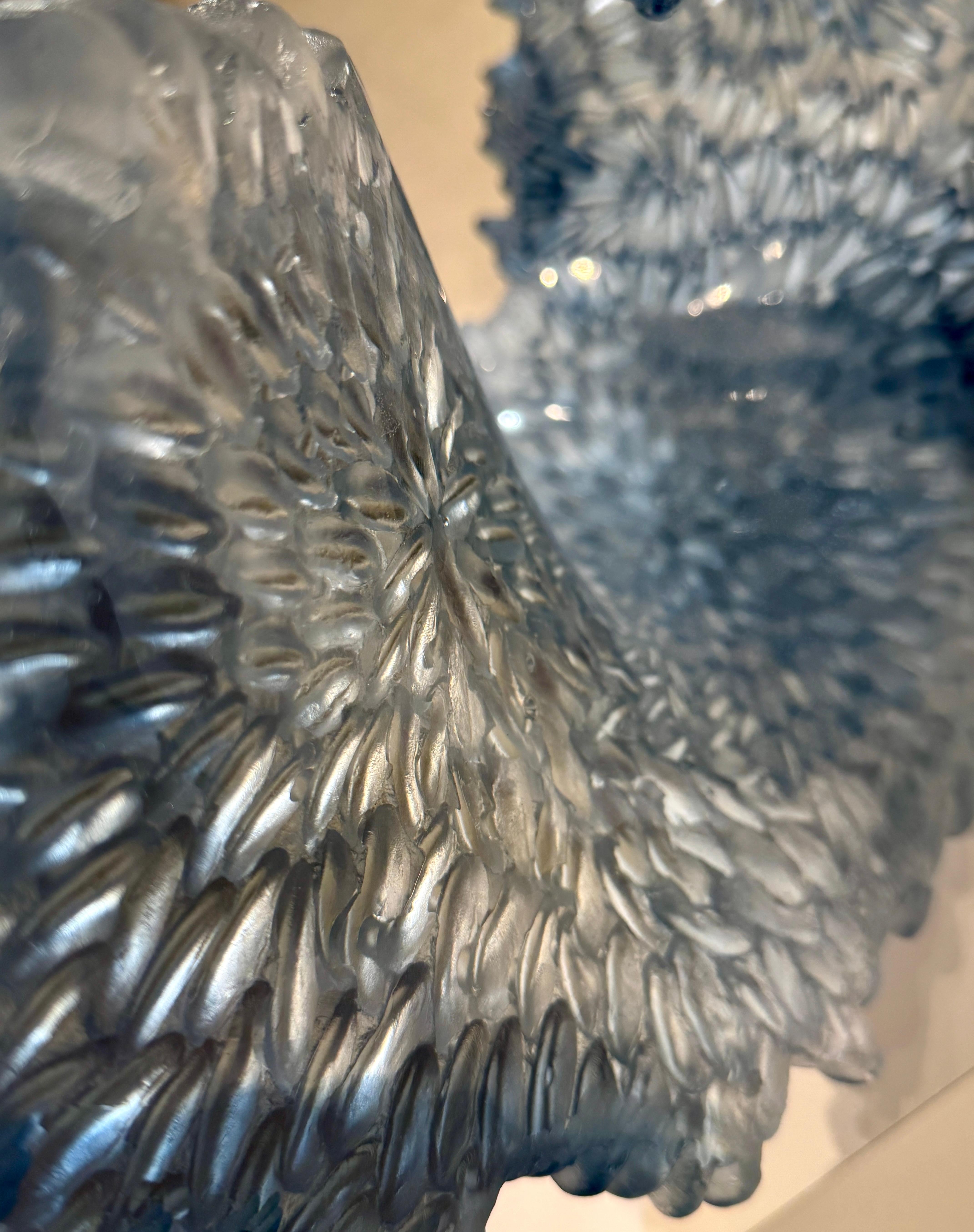 « La mer froide » - sculpture de table en verre bleu de forme vague en vente 9