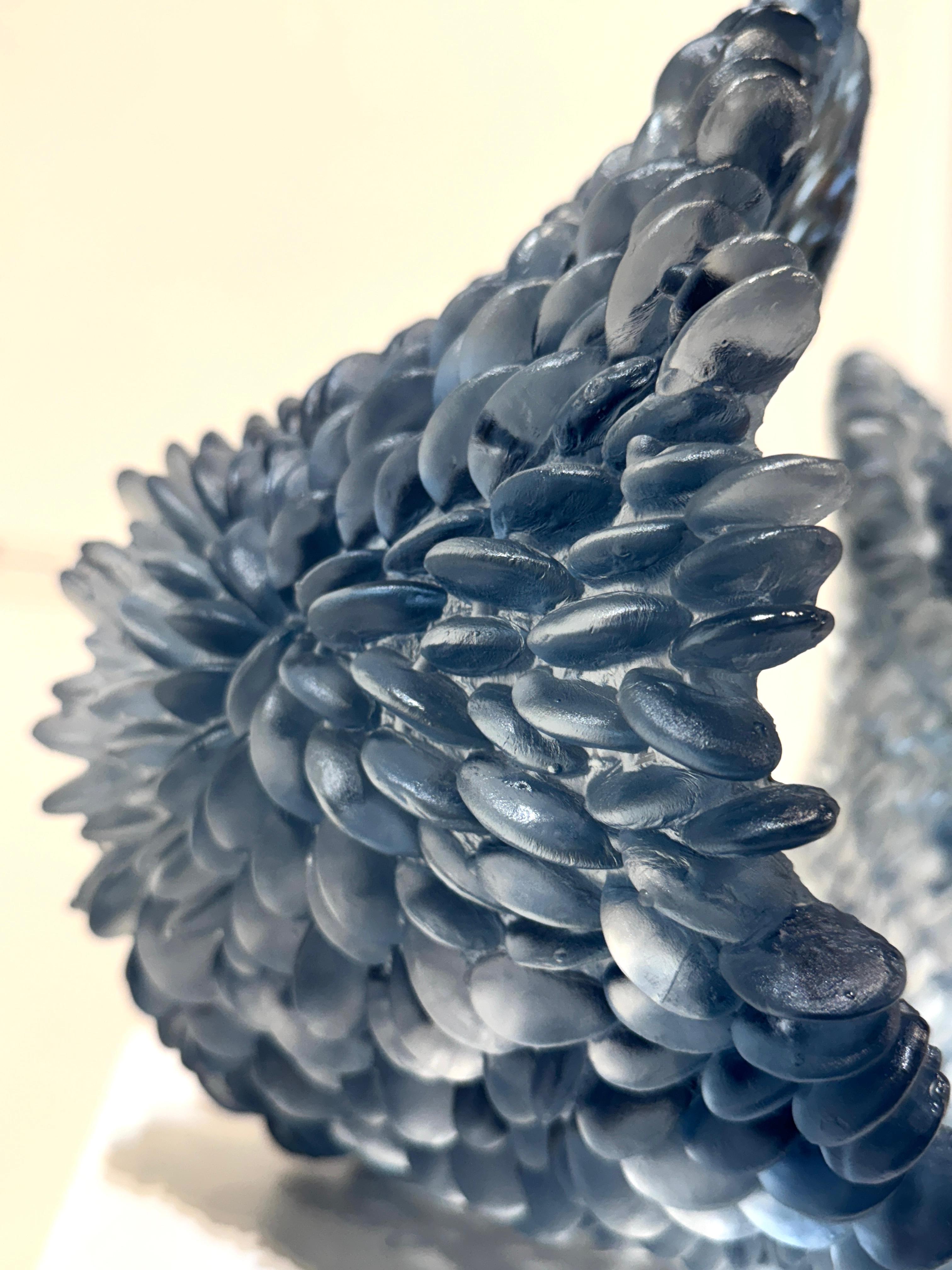 « La mer froide » - sculpture de table en verre bleu de forme vague - Bleu Abstract Sculpture par Nina Casson McGarva
