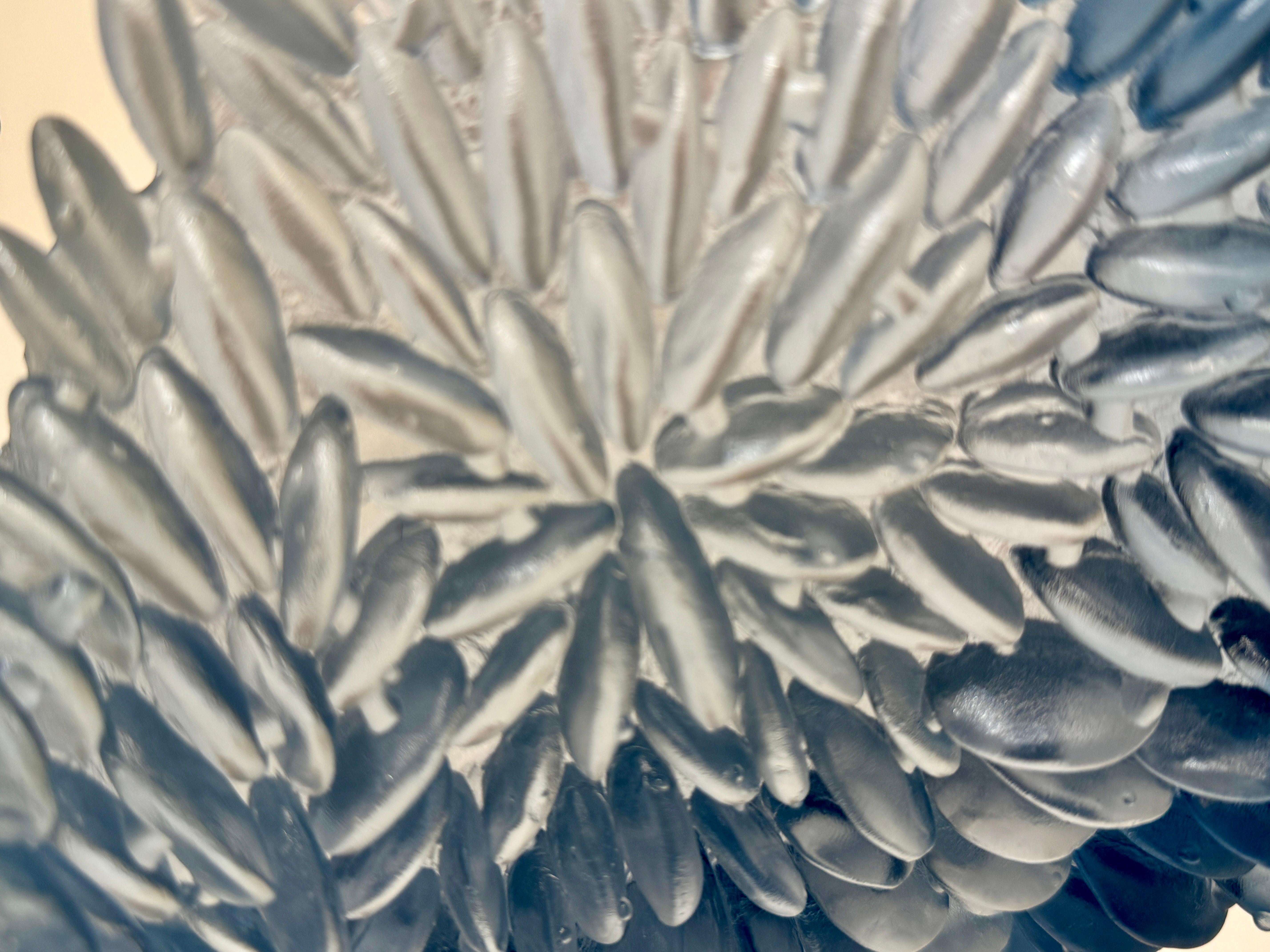 « La mer froide » - sculpture de table en verre bleu de forme vague en vente 1