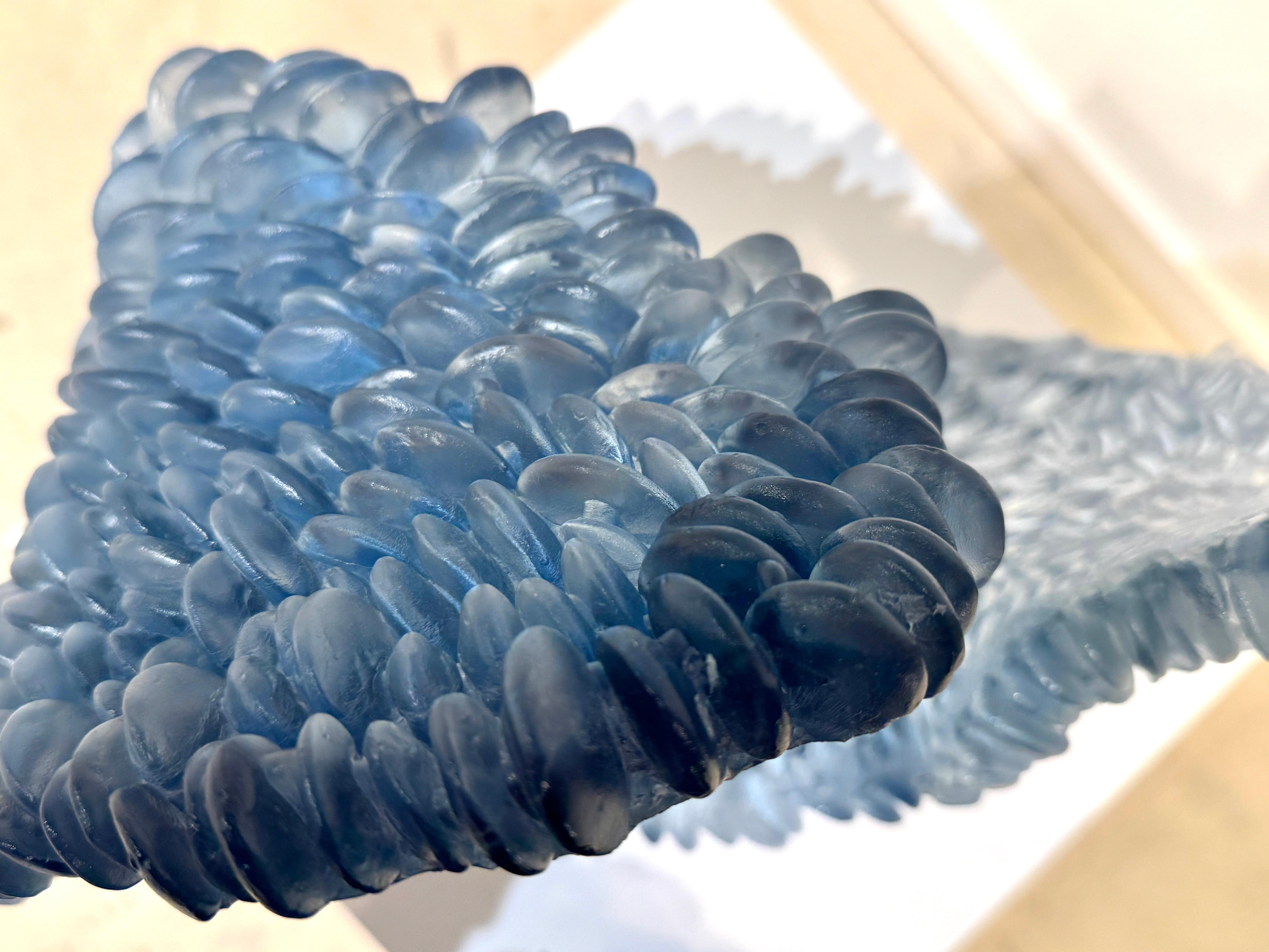 « La mer froide » - sculpture de table en verre bleu de forme vague en vente 2
