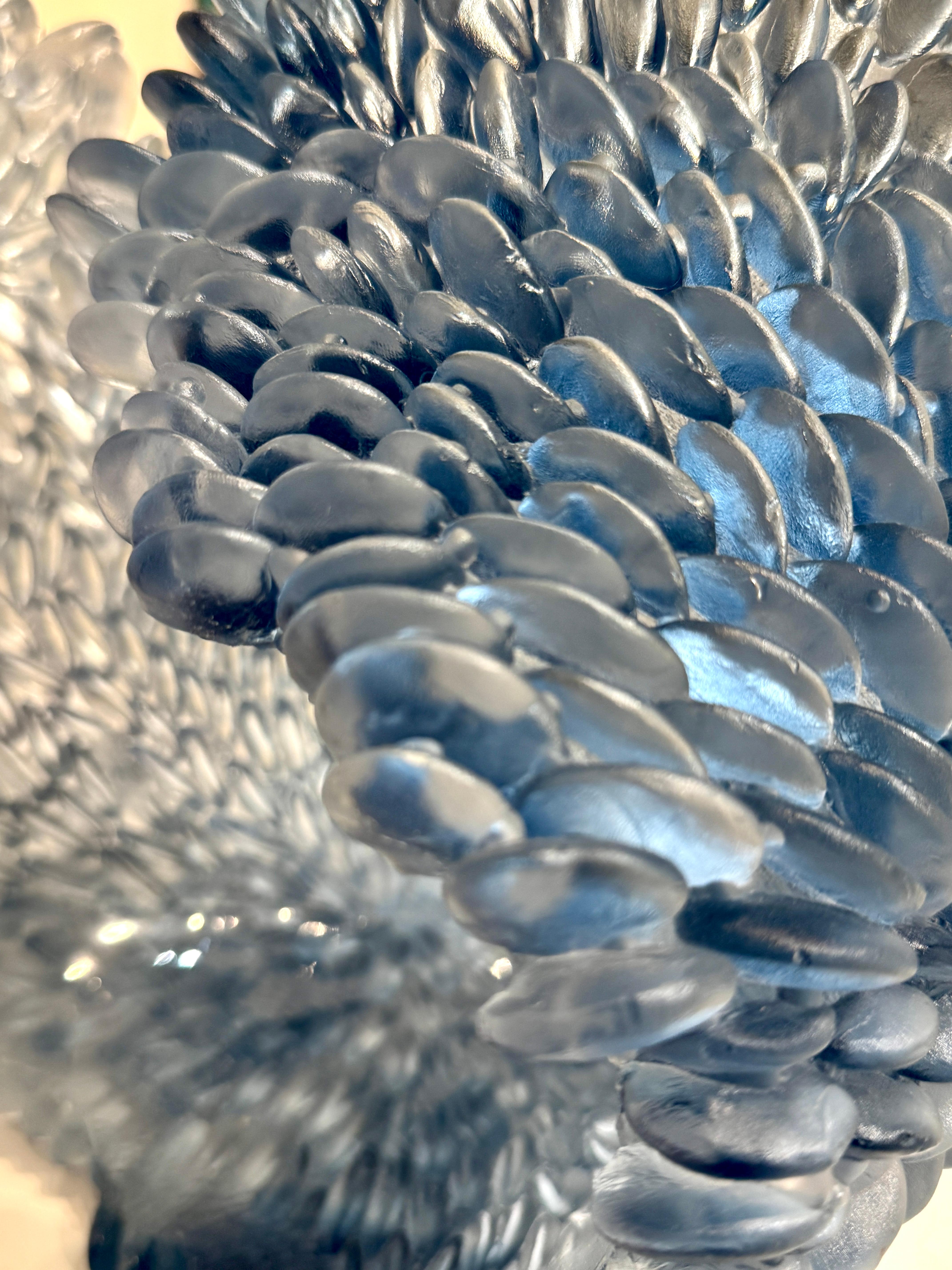 « La mer froide » - sculpture de table en verre bleu de forme vague en vente 3